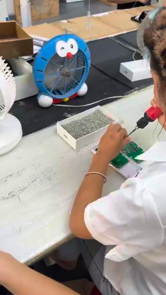 Verfolgen Sie, wie unser Luftqualitätsmessgerät von den Rohkomponenten zum fertigen Gerät zusammengebaut wird. Jedes Luftqualitätsmessgerät durchläuft eine sorgfältige Montage. Sehen Sie, wie unsere Fachkräfte die Leiterplatten bestücken und das Gerät ins