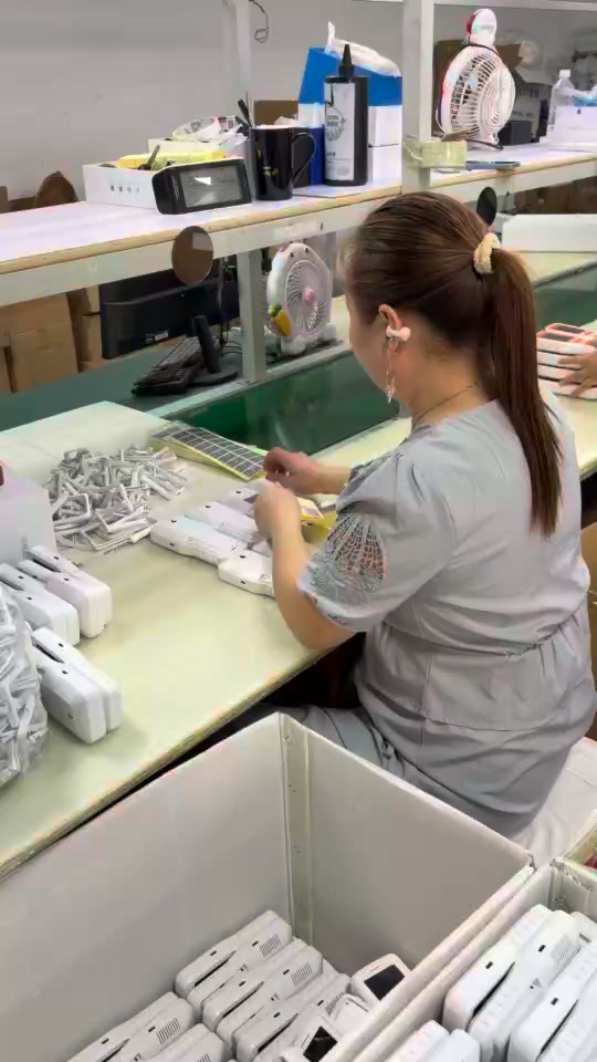 Endkontrolle und Verpackung von Luftqualitätsmessgeräten | Werksqualitätskontrolle Jedes Luftqualitätsmessgerät durchläuft vor dem Verpacken eine strenge Endkontrolle. Funktion, Aussehen und Zubehör werden geprüft.