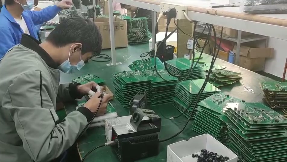 Lötprozess für Luftqualitätsmessgeräte in unserer Fabrik. Besuchen Sie unsere Lötwerkstatt. Dieses Video zeigt professionelle Lötarbeiten an den Platinen von Luftqualitätsmessgeräten. (0 verkaufte Exemplare)