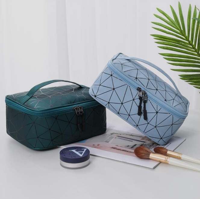 PU fashion woman makeup bag pouch Travel Korean toiletry bag lady luxury cosmetics bag custom na logo 1