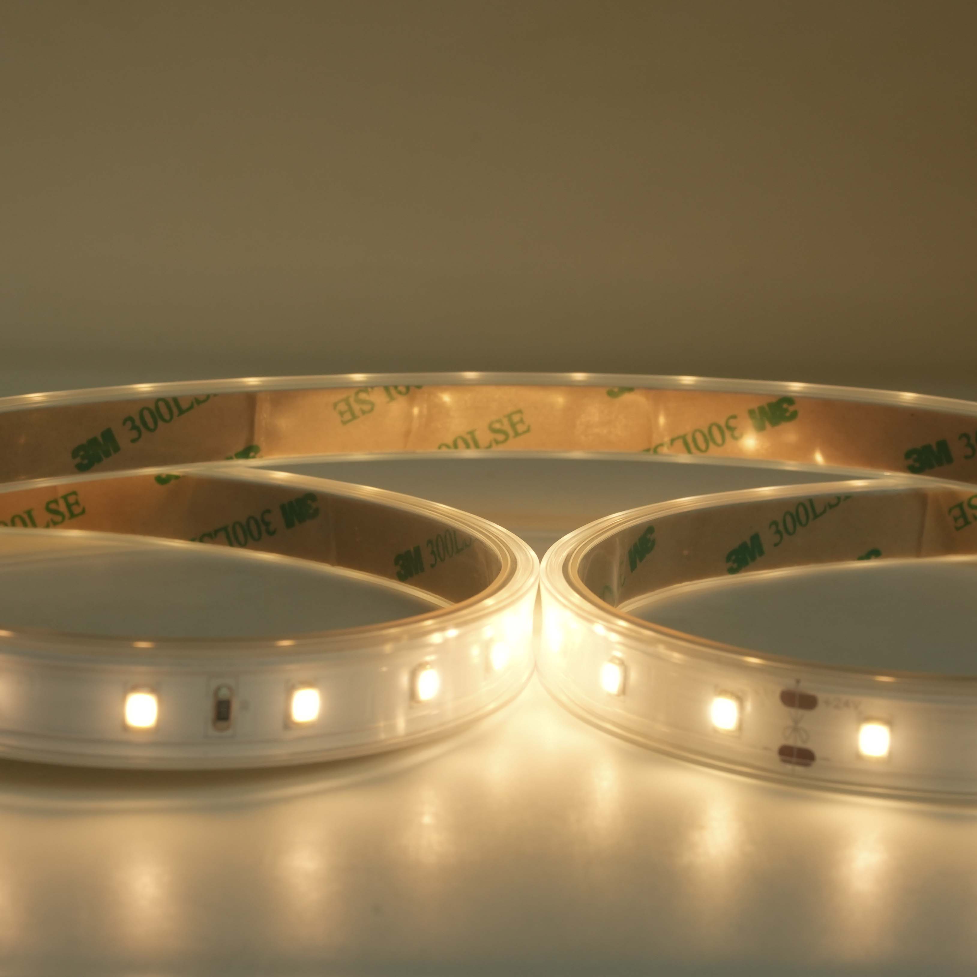 Ruban LED 2835 Blanc Chaud 24V 64LEDs/m : Éclairage Lumineux et Efficace 1
