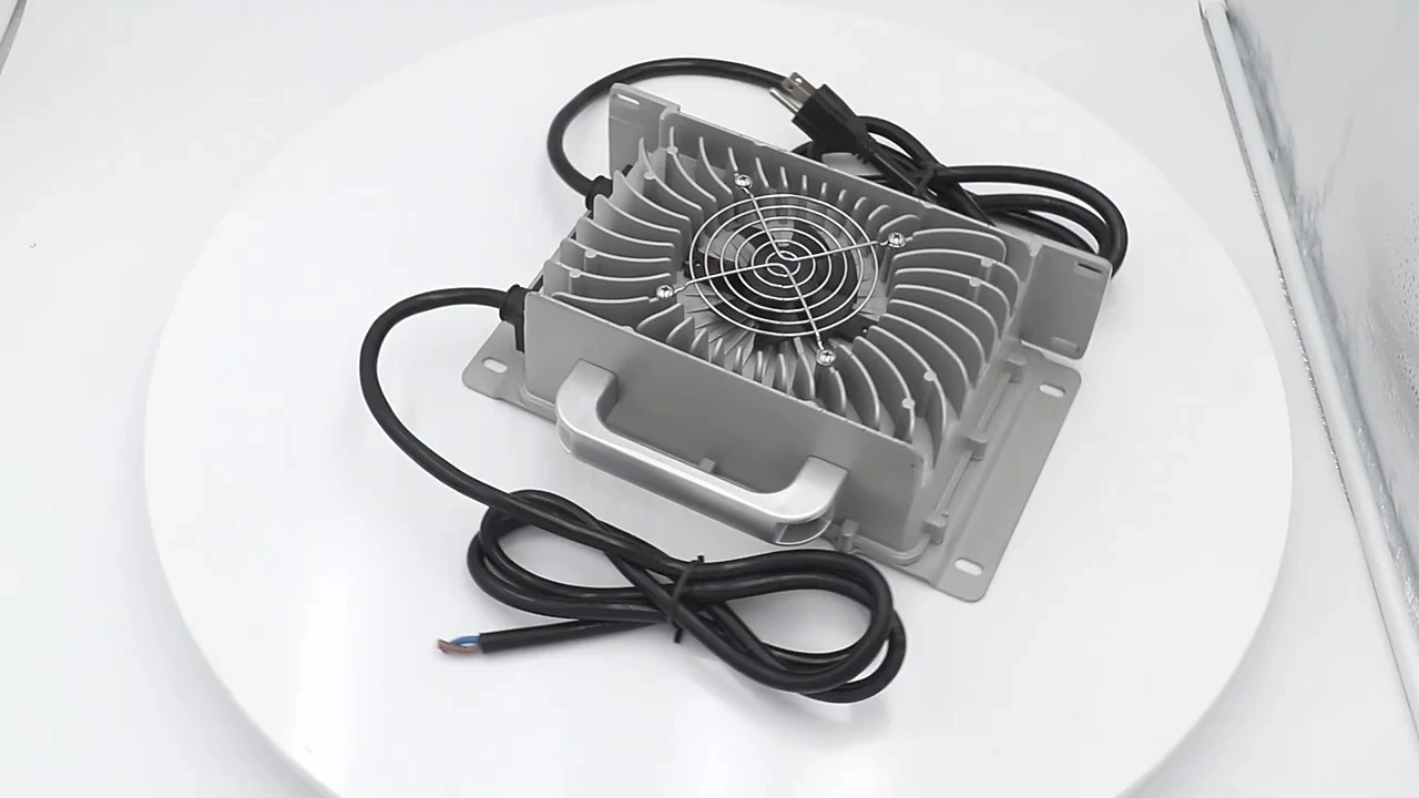Automatische IP67 48V waterdichte batterijlader 48V 20A Aangepaste snelle golfkarlader voor 48 volt lithium lifepo4 loodzuur 1