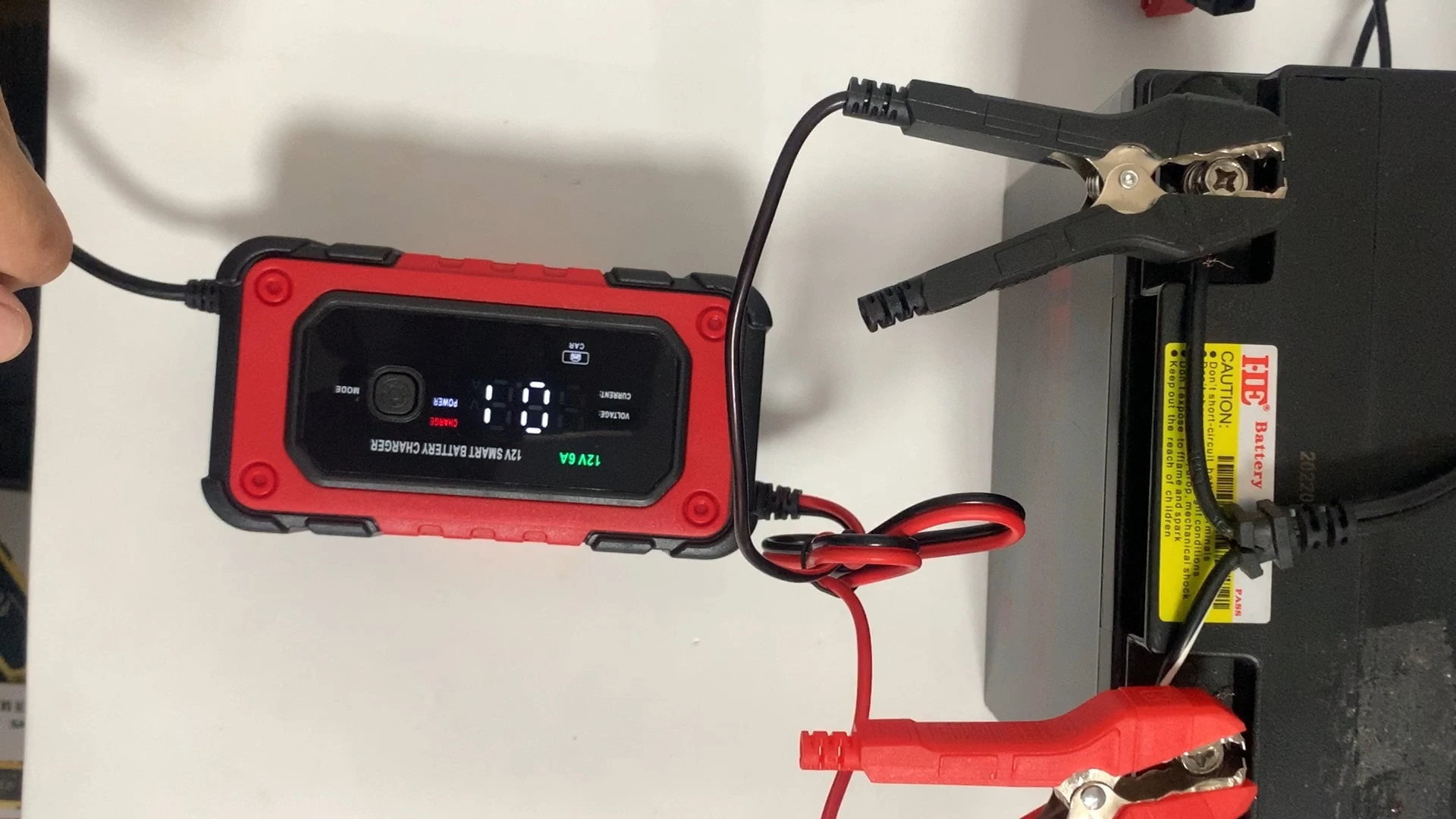 Nieuwste auto- en motoracculader 12V 7A snel lood-zuur en lifepo4 Universele 12 volt acculader voor 4AH-120AH batterij 1