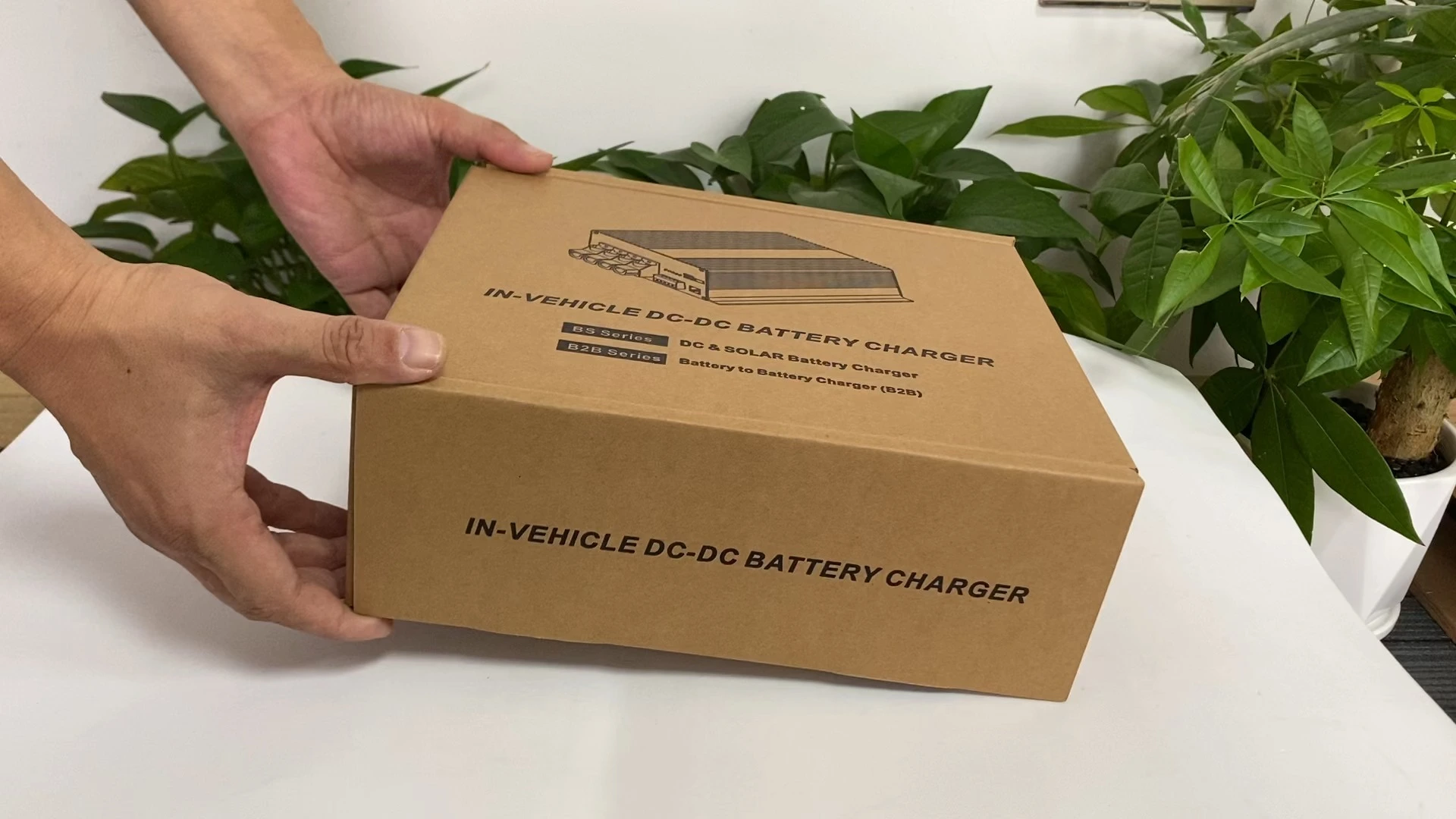 Cargador de batería inteligente de CC a CC de 12 V a 24 V o de 24 V a 12 V y conexión de aplicación móvil de entrada dual solar MPPT cargador de batería a bordo 1