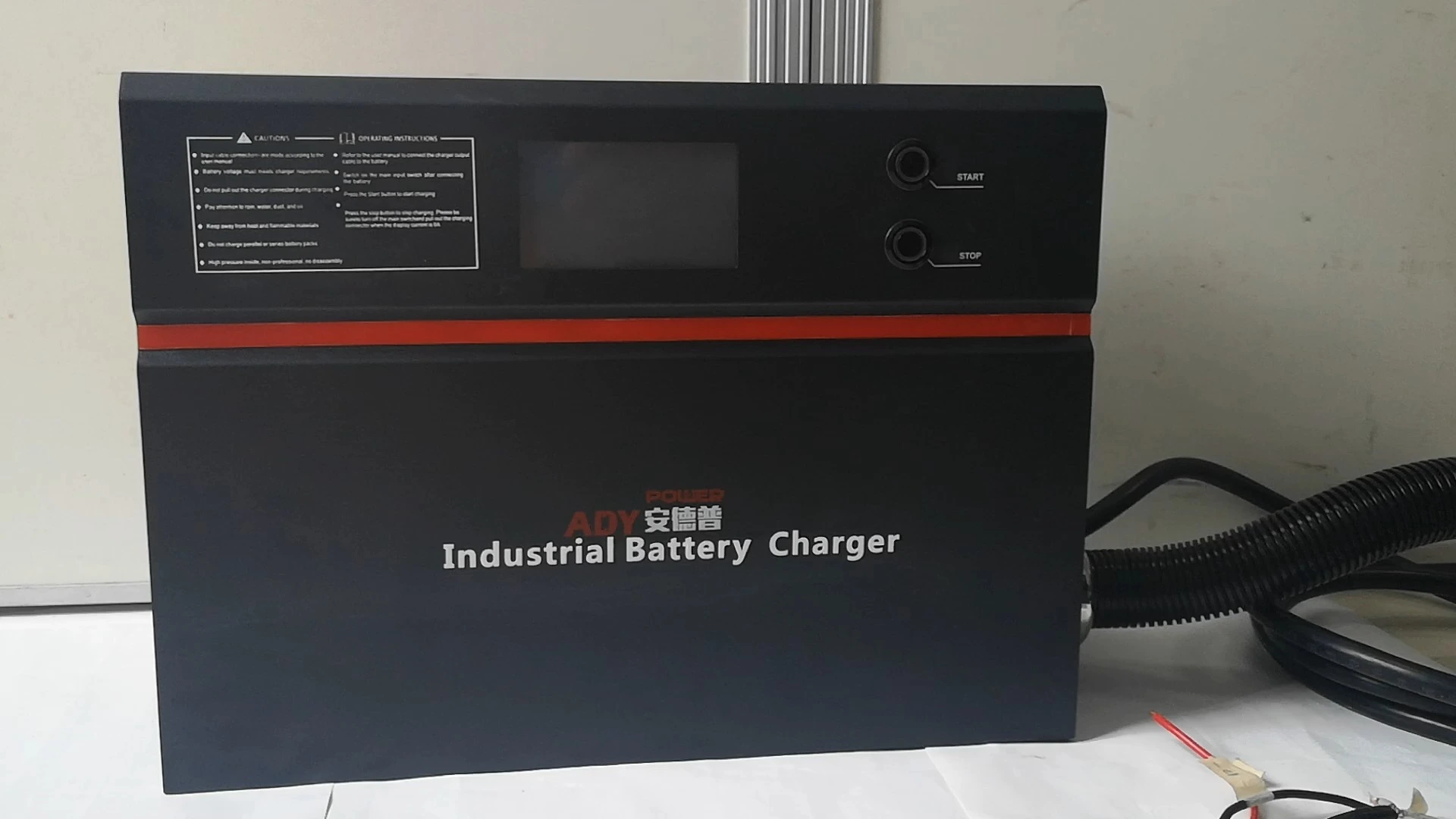 Pengisi Daya Baterai Forklift AC 230V Input 24V 200A 36V 48V 100A 72V 84V 60A 96V 40A Pengisi Daya Baterai PFC Daya Tinggi Otomatis Pintar 1