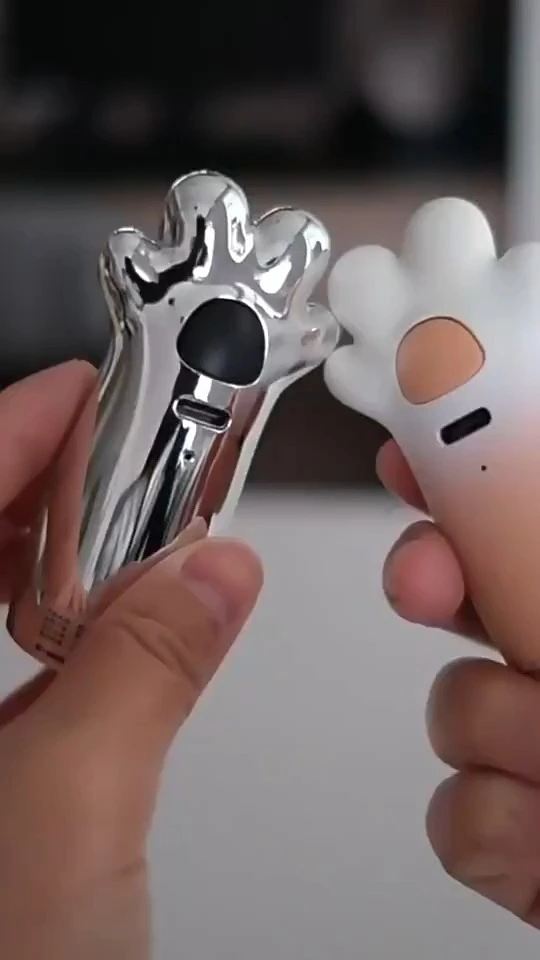 Puntero láser con forma de garra de gato atractivo al por mayor a precio de fábrica de plata: el juguete interactivo definitivo para gatos juguetones 1