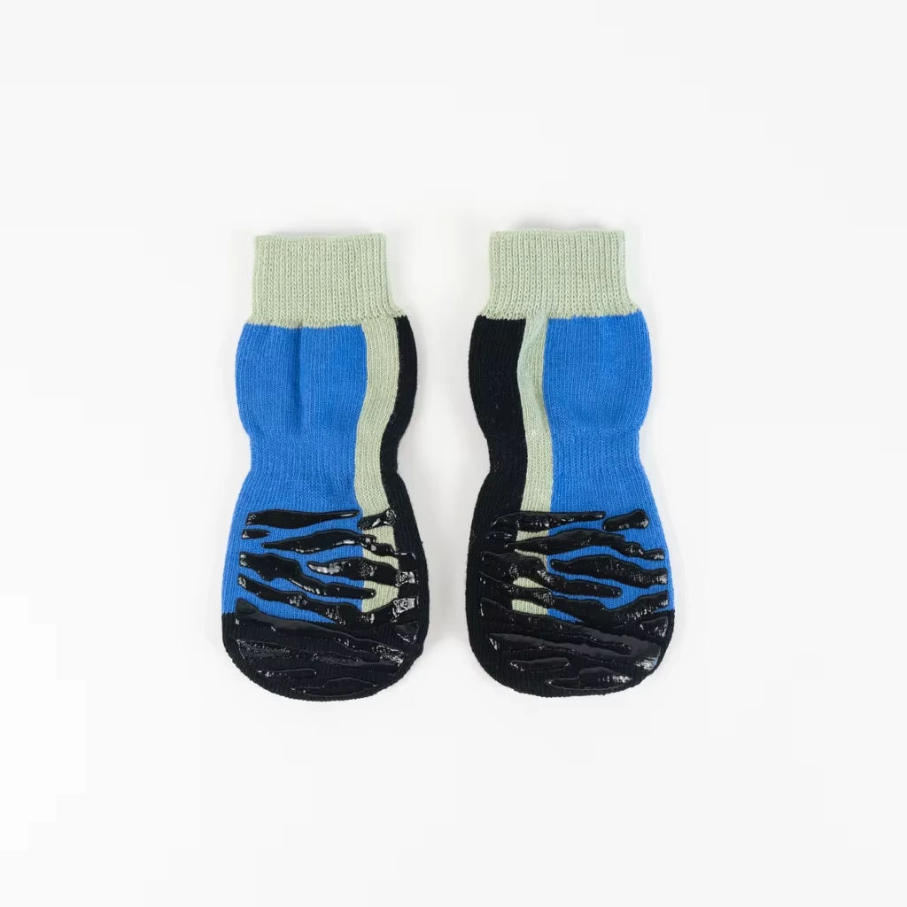 Calcetín antideslizante para mascotas de invierno cálido con patrón de moda al por mayor para diseño de perro Zapatos antideslizantes con agarre en ambos lados & Calcetines azul&verde 1
