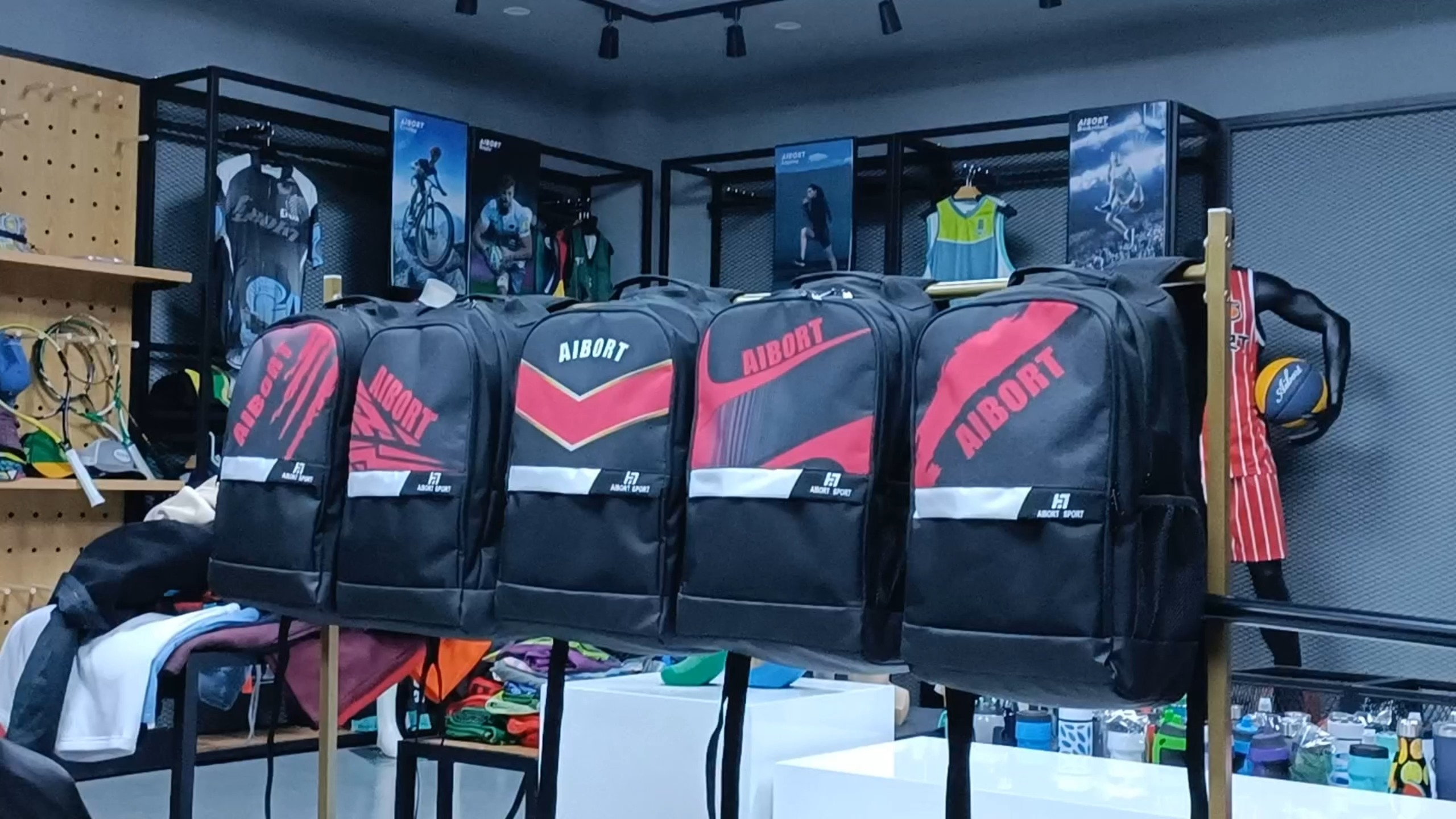 gepersonaliseerde sporttassen die passen bij de uitrusting van al uw sportteams. Personaliseer uw rugzak met uw kleur, maat, vorm, logo, spelersnummer en achternaam van de speler 1