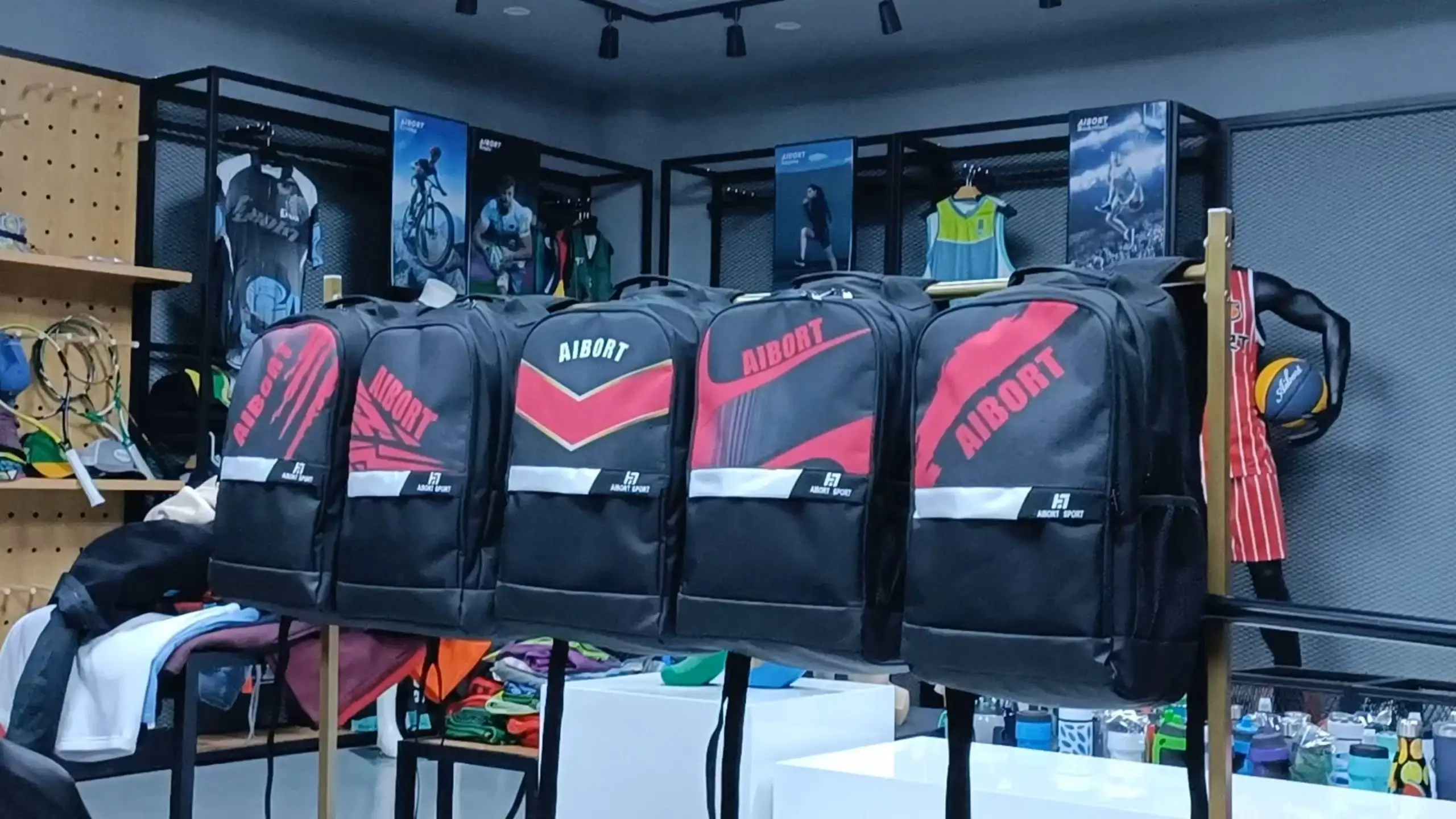 pocannan spòrs pearsanaichte gus freagairt air pasgan nan sgiobaidhean spòrs agad ， Dèan pearsanachadh air do backpack le do dhath, meud, cumadh, suaicheantas, àireamh cluicheadair, agus ainm mu dheireadh cluicheadair 1