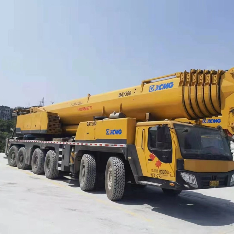 Grues sur camion tout-terrain xcmg d'occasion de 200 tonnes QAY200 avec pièces de rechange 1