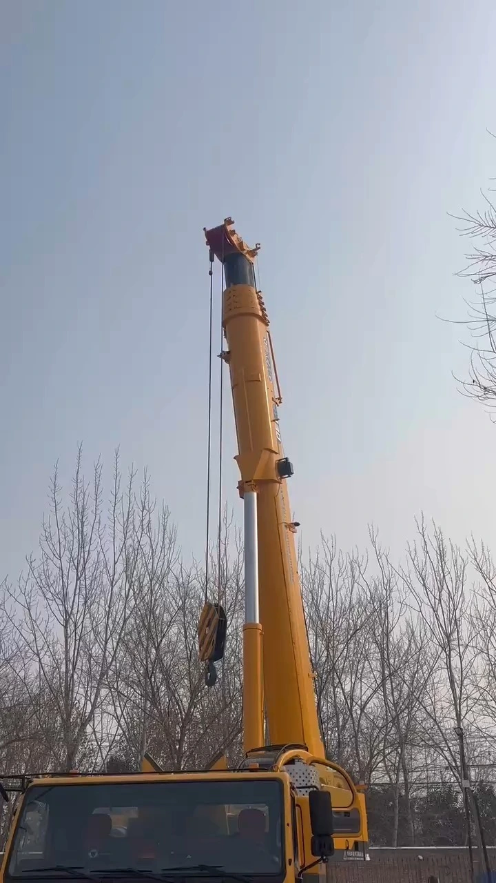 used truck cranes XCMG QAY130 With 130 tons lifting capacity For lifting various large-scale projects 1