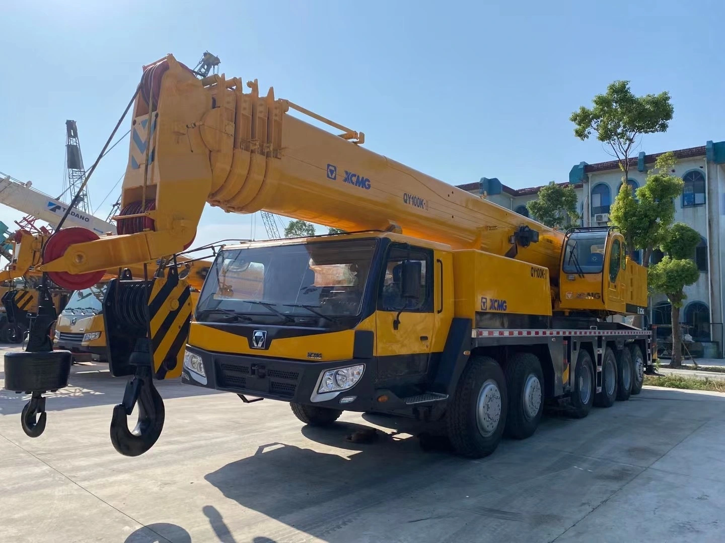 truk derek bekas XCMG QY100K Dengan kapasitas angkat 100 ton Untuk mengangkat berbagai proyek skala besar 1