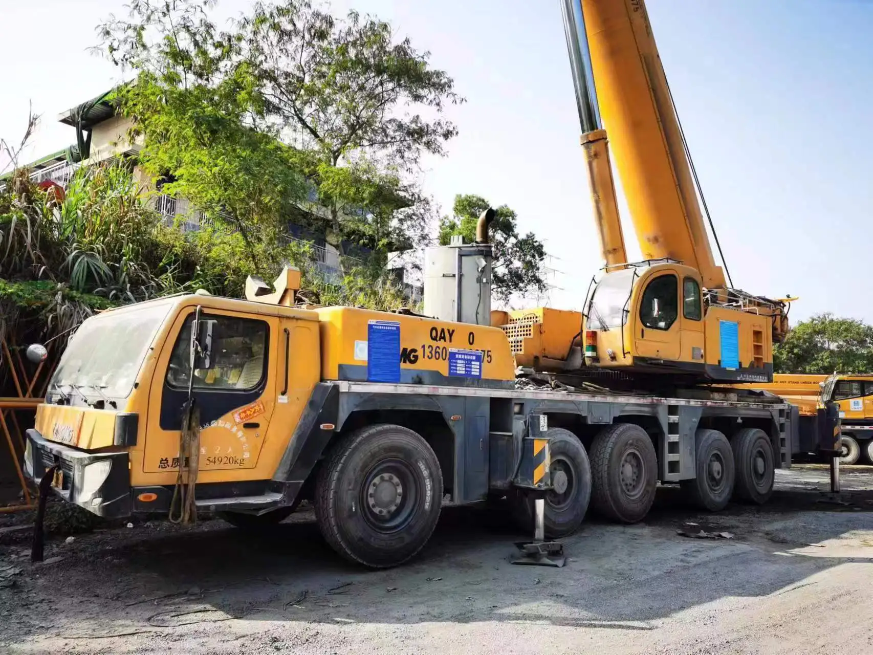 used truck cranes XCMG QAY180 With 180 tons lifting capacity For lifting various large-scale projects 1