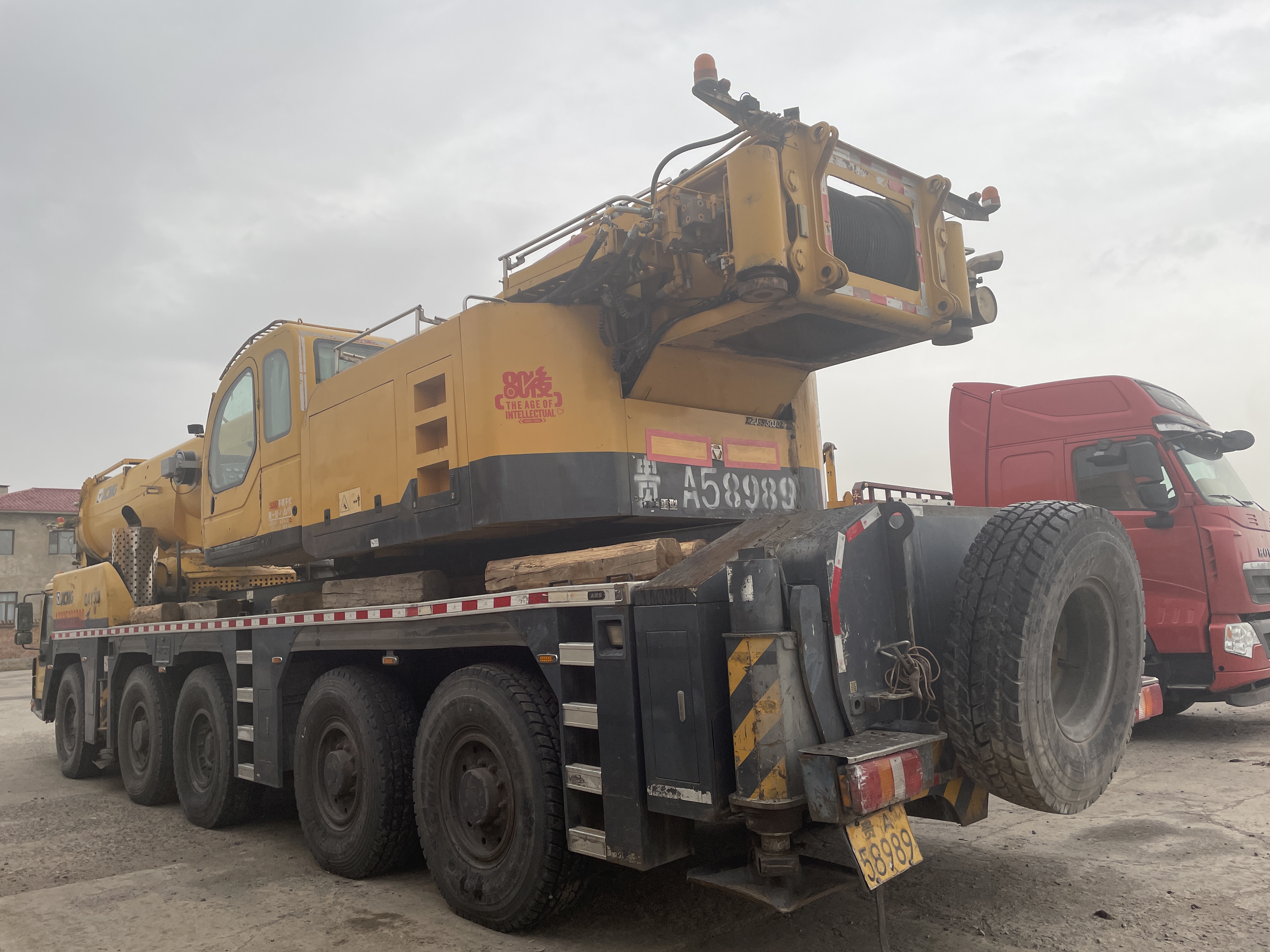 Crane bekas XCMG QAY180 Dengan kapasitas angkat 180 ton Untuk mengangkat berbagai proyek skala besar 8