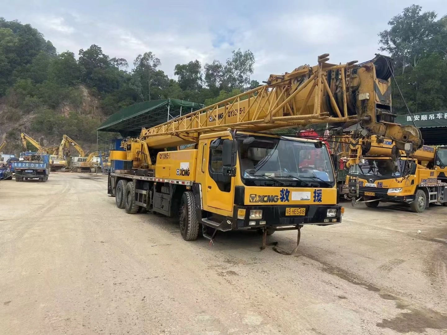 camions-grues d'occasion XCMG QY35K5 Avec une capacité de levage de 35 tonnes Pour soulever divers projets à grande échelle 1