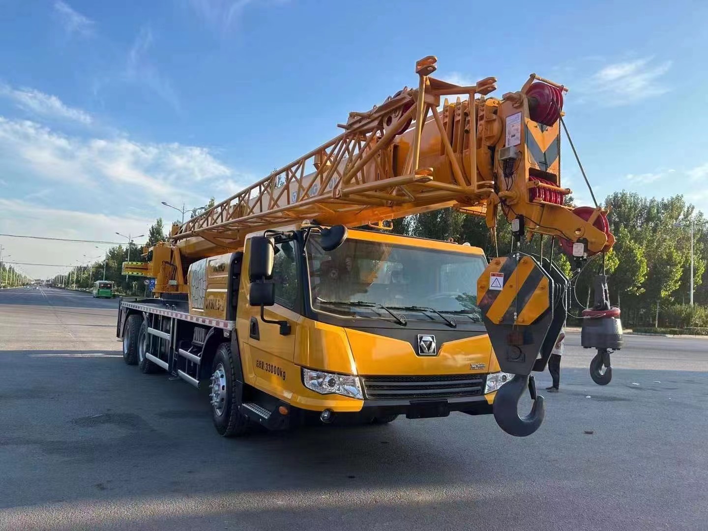 Crane bekas XCMG QY35k5 dengan kapasitas angkat 35 ton Untuk mengangkat berbagai proyek skala besar 6
