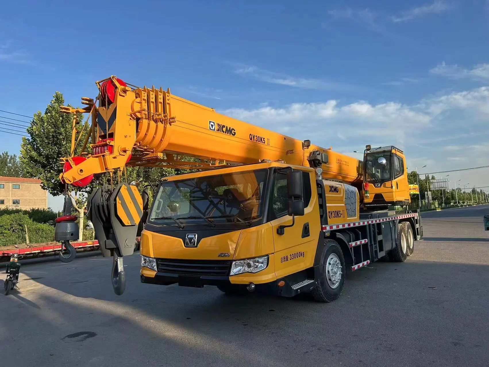 Crane bekas XCMG QY35k5 dengan kapasitas angkat 35 ton Untuk mengangkat berbagai proyek skala besar 1