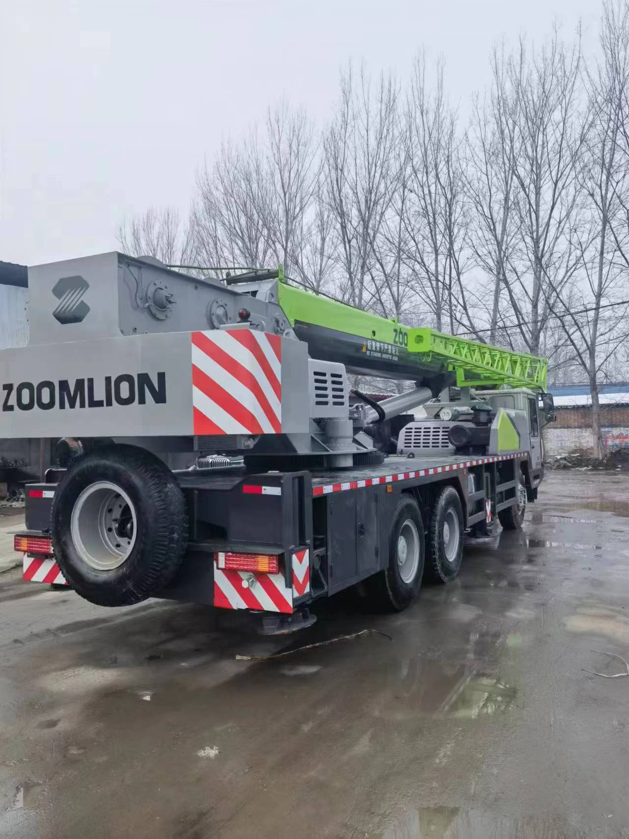 Zoomlion ZTC250 25 Tấn đã qua sử dụng trên mọi địa hình gồ ghề với sức nâng 25 tấn Để nâng các dự án quy mô lớn khác nhau 4