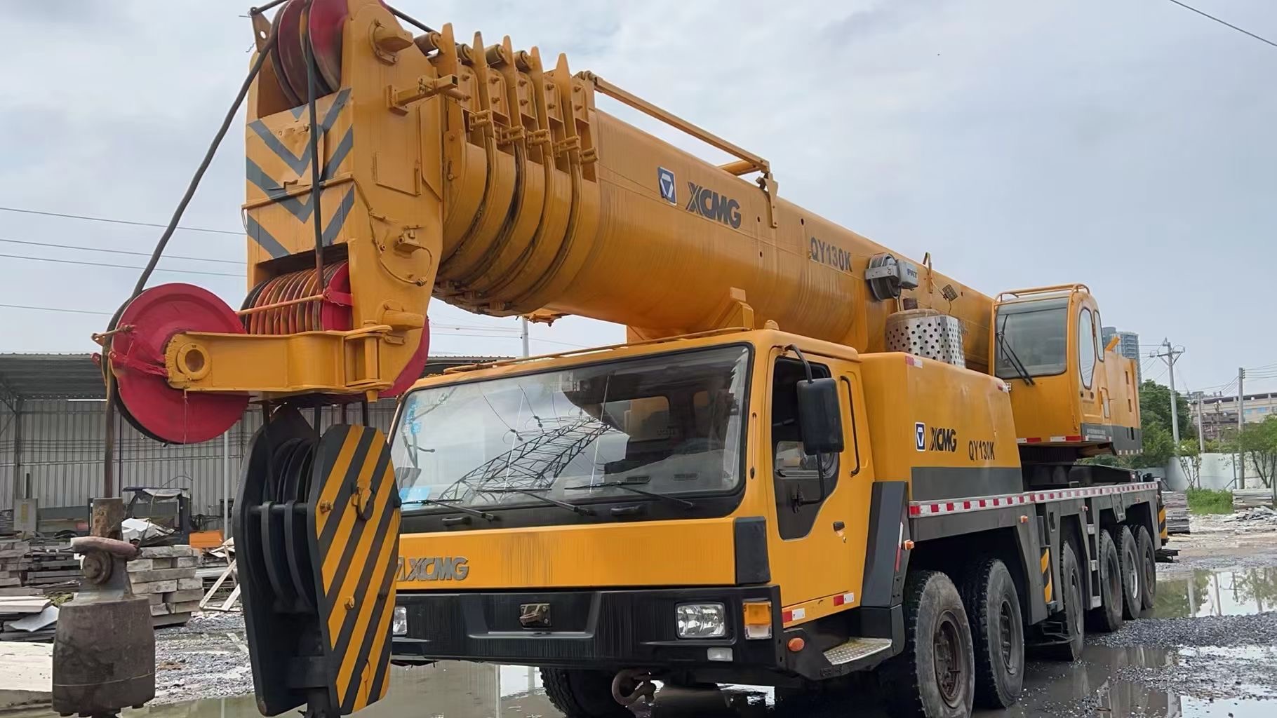 truk derek bekas XCMG QAY130 Dengan kapasitas angkat 130 ton Untuk mengangkat berbagai proyek skala besar