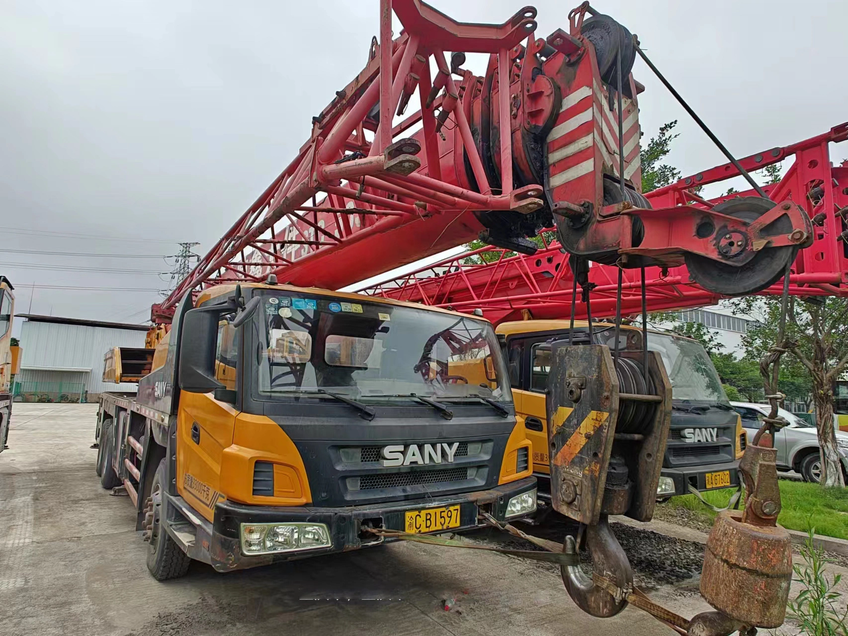 Grúa montada sobre camión Sany de 50 toneladas, usada en buen estado. 1