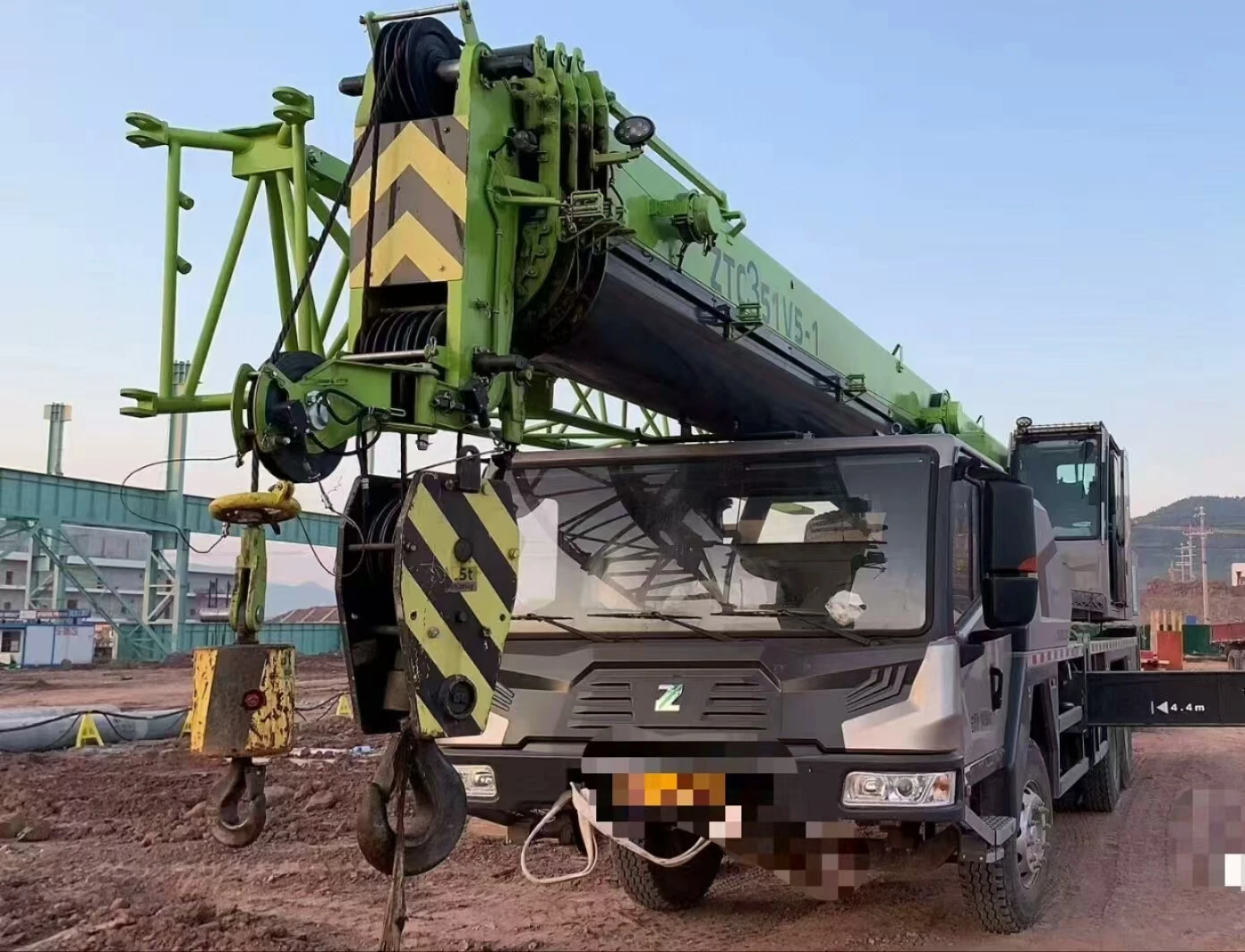 Grúa montada sobre camión Zoomlion ZTC250 de 25 toneladas usada para proyectos de construcción 1