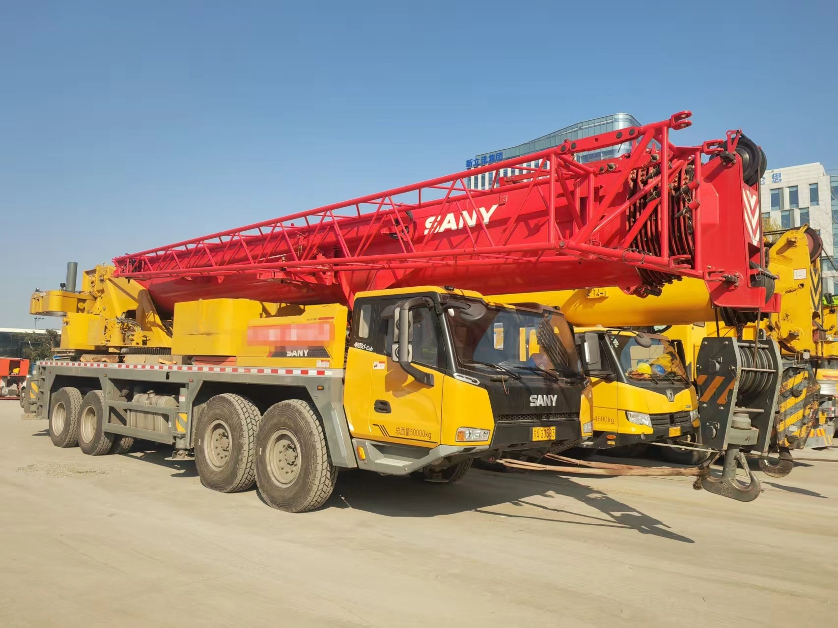 جرثقیل کامیونی ۱۰۰ تنی SANY STC1000C7-8 دست دوم برای فروش 1