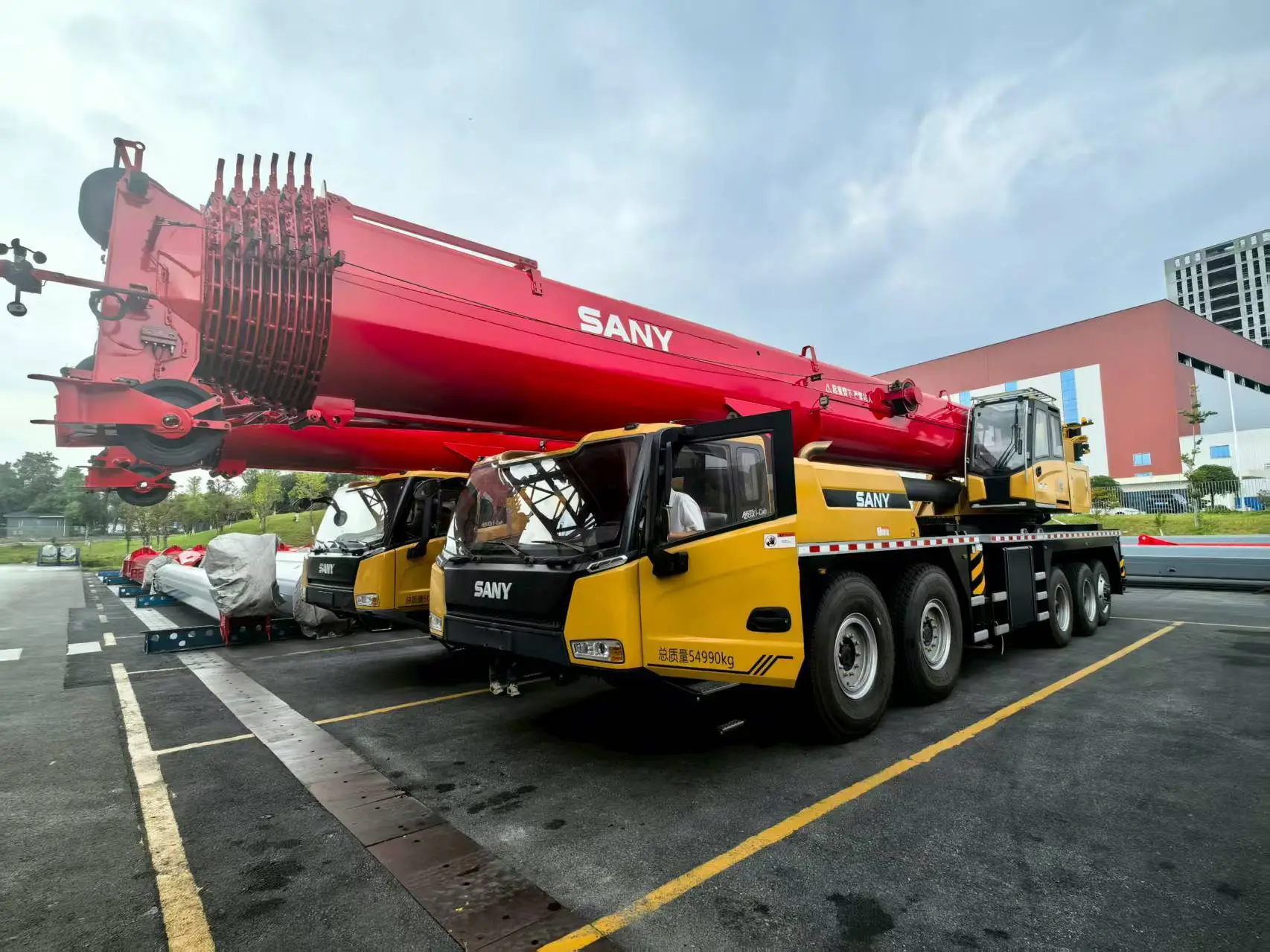 رافعة ساني STC1300C8 سعة 130 طنًا بذراع رئيسي طوله 85.5 مترًا وارتفاع أقصى يبلغ 115 مترًا 1