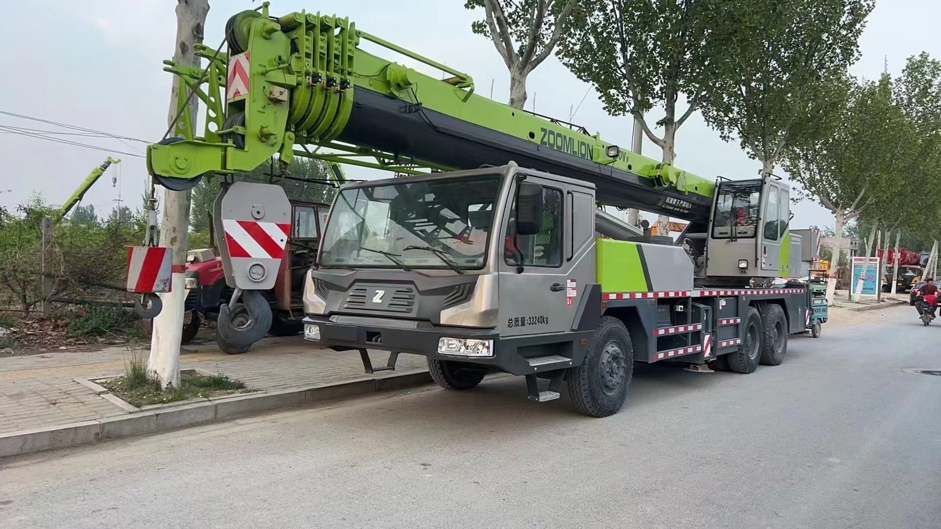 USED ZOOMLION 30T TRUCK CRANE FOR CONSTRUCTION PROJECTS 2