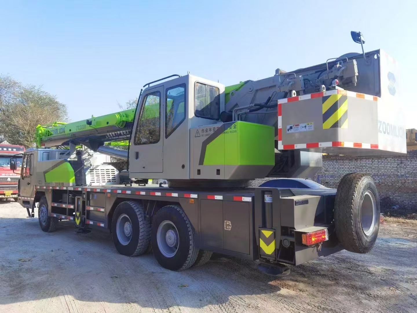 SECOND HAND ZOOMLION 30T TRUCK CRANE 3