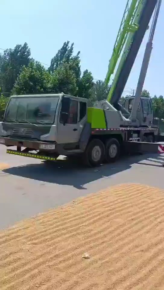 USED GOOD CONDITION ZOOMLION 50T TRUCK CRANE 1