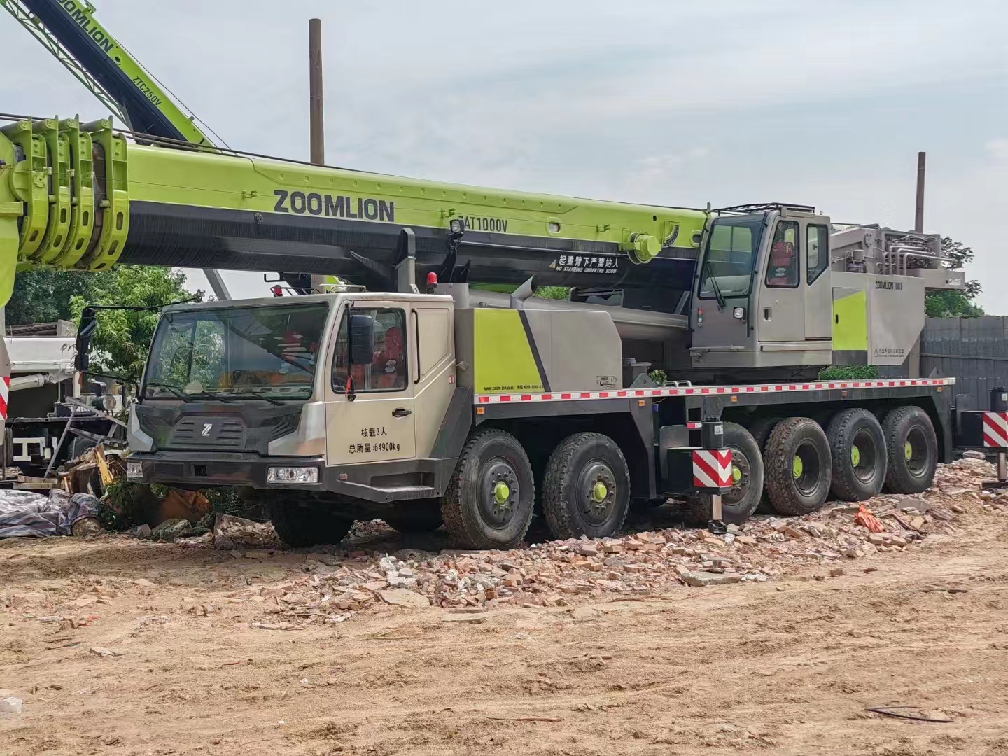 Grue sur camion Zoomlion de 100 tonnes d'occasion pour projet 4