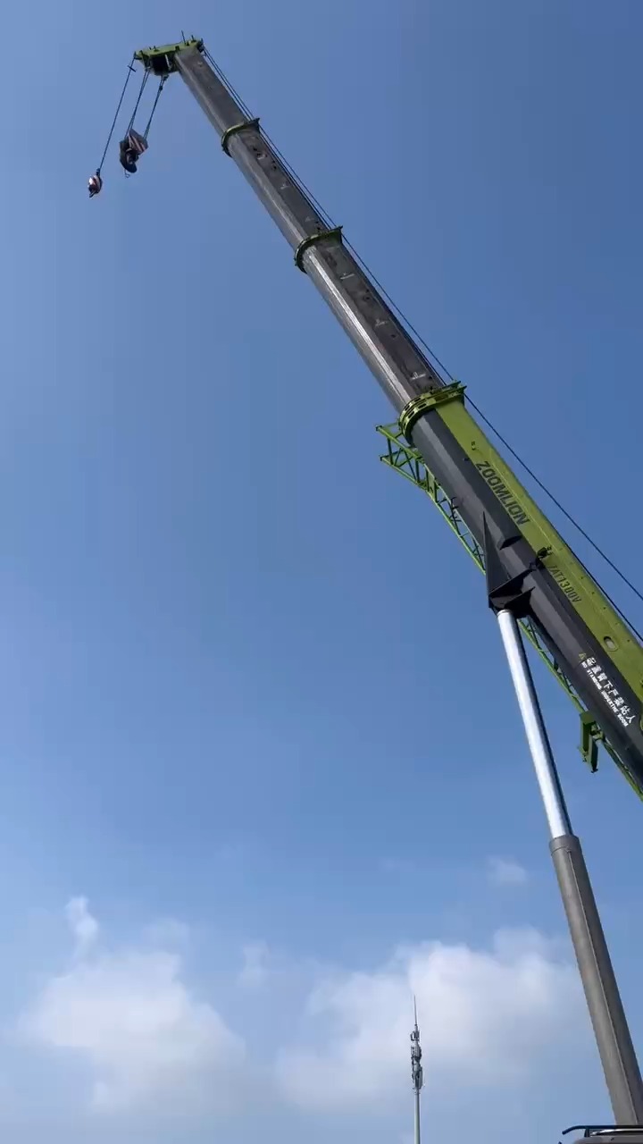 Grue sur camion Zoomlion de 100 tonnes d'occasion pour projet 1