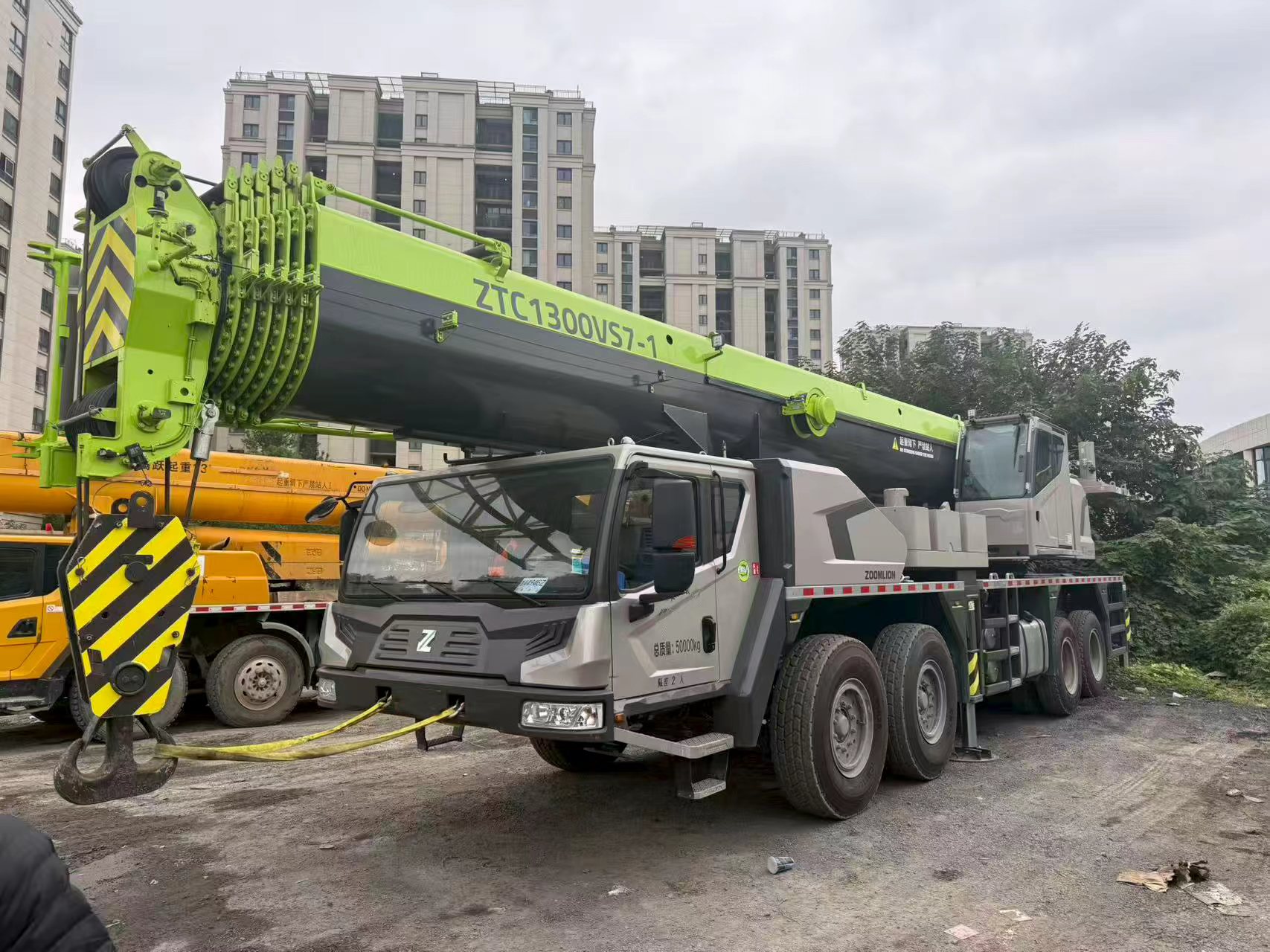 Grue sur camion Zoomlion 130t d'occasion (2020) 2