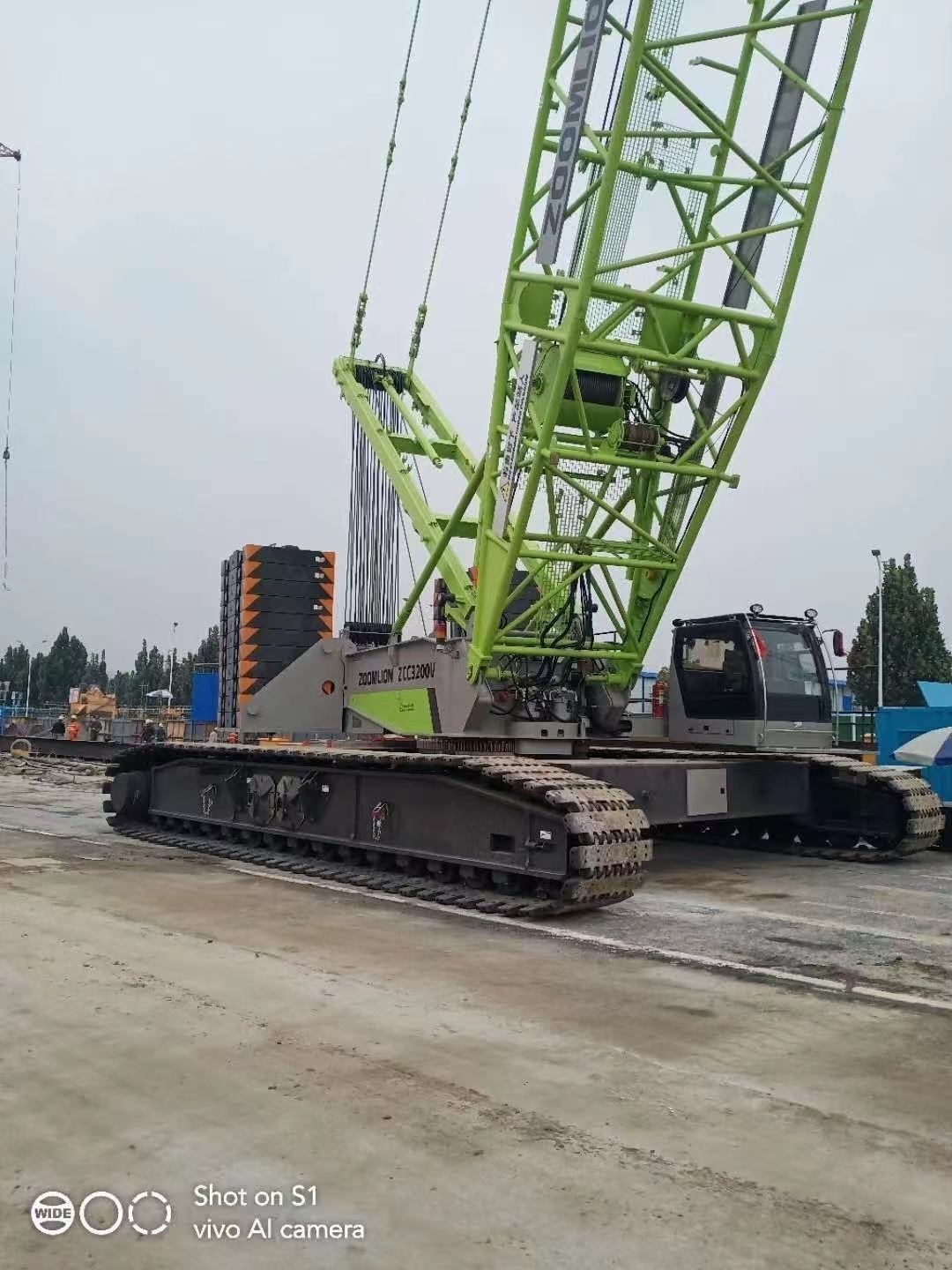 2021 Zoomlion ZCC3200V 320-Ton Lattice Boom Crawler Crane 1