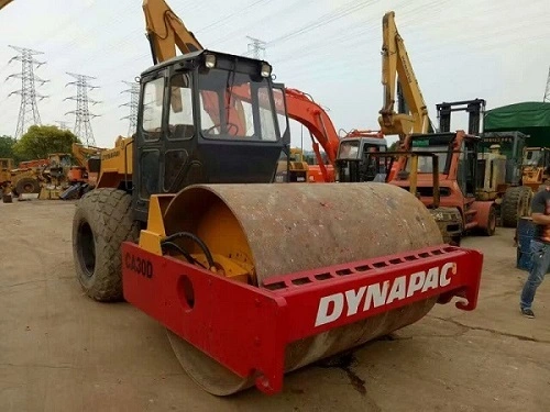 Máy lu Dynapac CA30 với cabin tiện nghi, thoải mái. 1