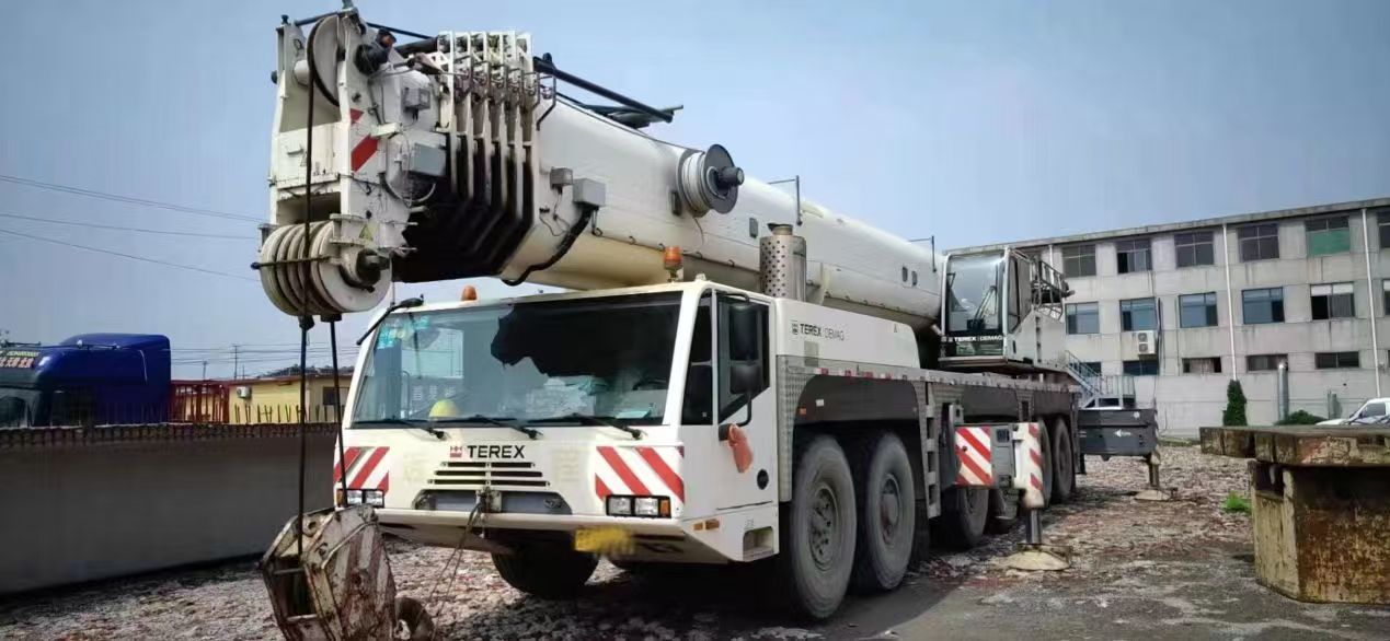 رافعة تيريكس-ديماغ AC250-1 الموثوقة بسعة 250 طنًا، مزودة بستة محاور وسرعة سير تصل إلى 85 كم/ساعة. 1