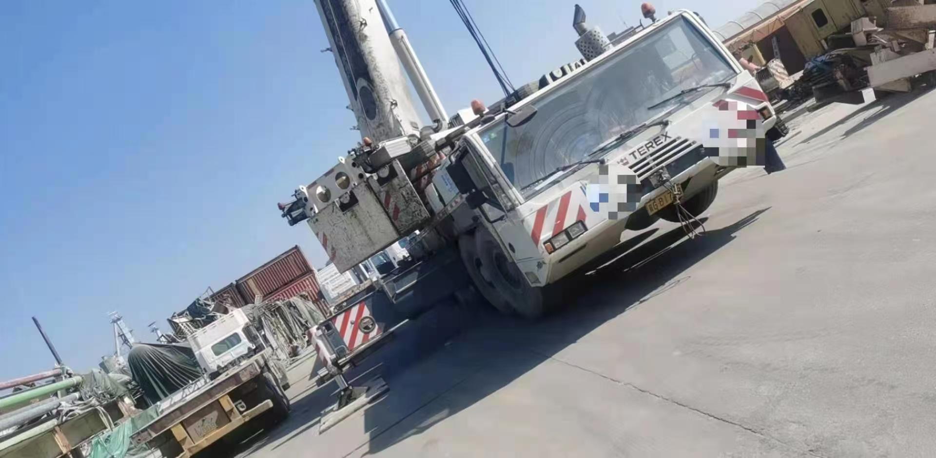 رافعة تيريكس-ديماغ AC250-1 الموثوقة بسعة 250 طنًا، مزودة بستة محاور وسرعة سير تصل إلى 85 كم/ساعة. 3