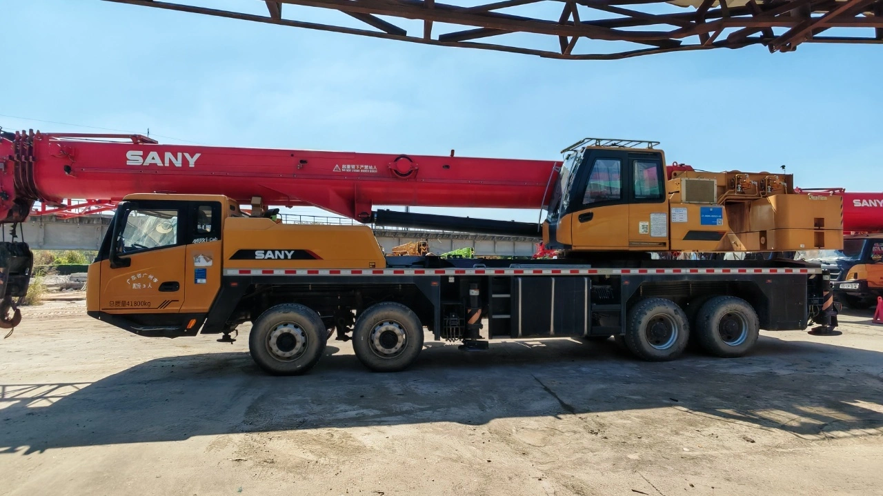 Grúa hidráulica montada sobre camión SANY STC500C5-8 Pro de 50 toneladas (modelo 2024) para construcción e infraestructura urbana. 1