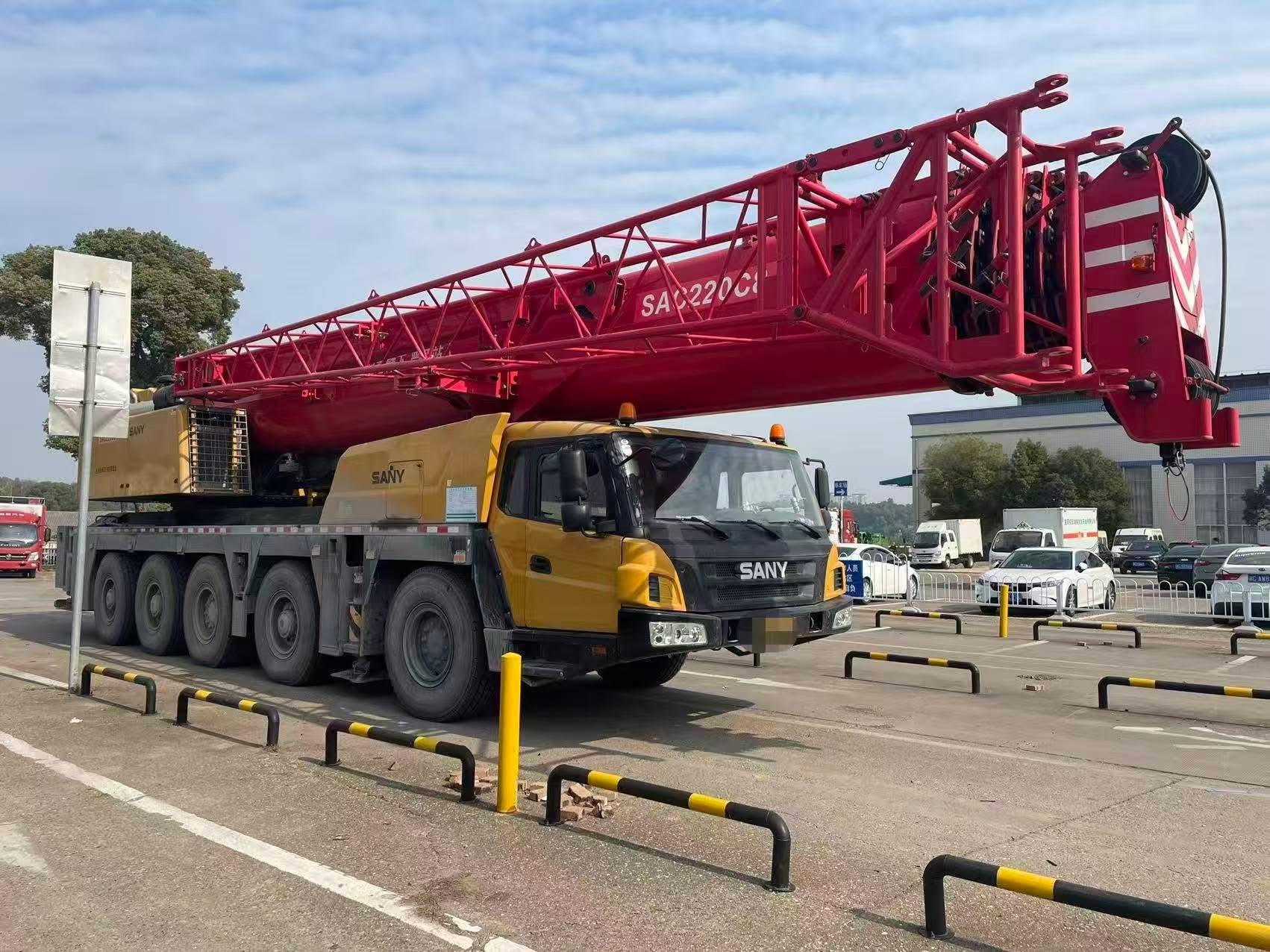 Grue SANY SAC1300C8 : Hauteur de levage maximale de 116 m 1