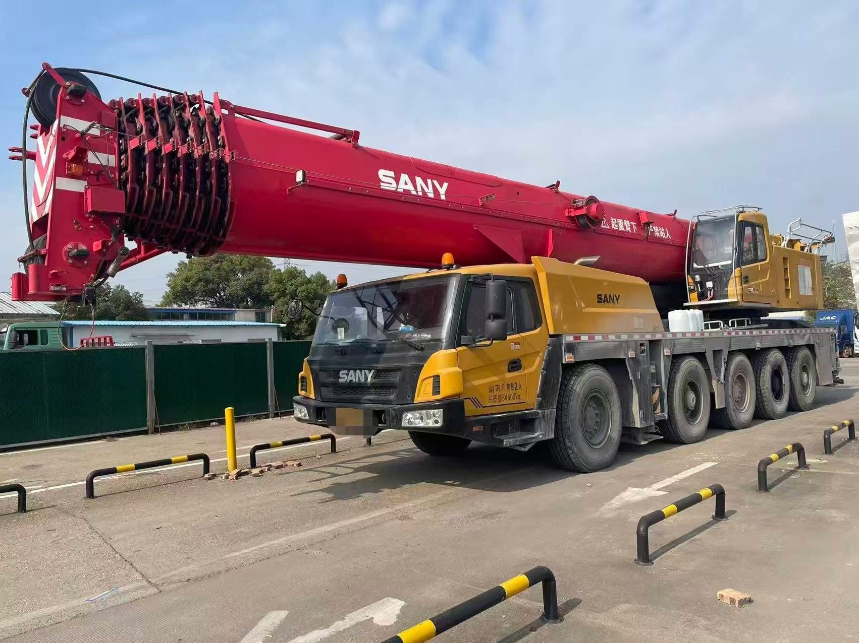 Grue SANY SAC1300C8 : Hauteur de levage maximale de 116 m 2