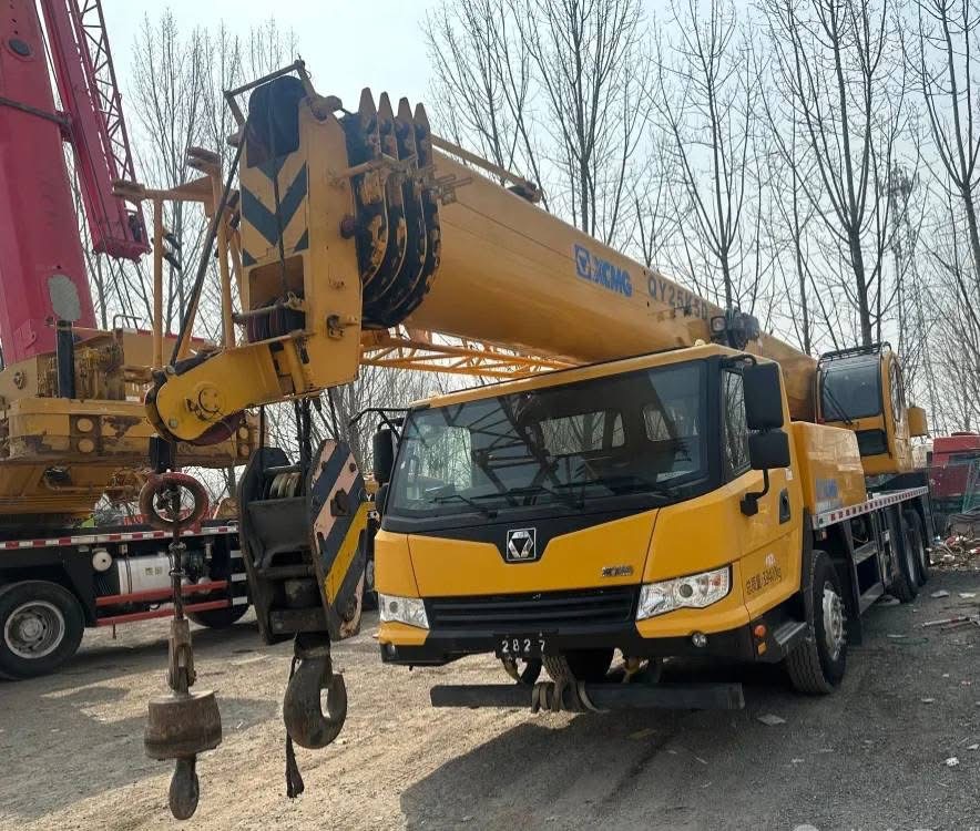Grue hydraulique XCMG QY25T pour travaux urbains et de chantier 1