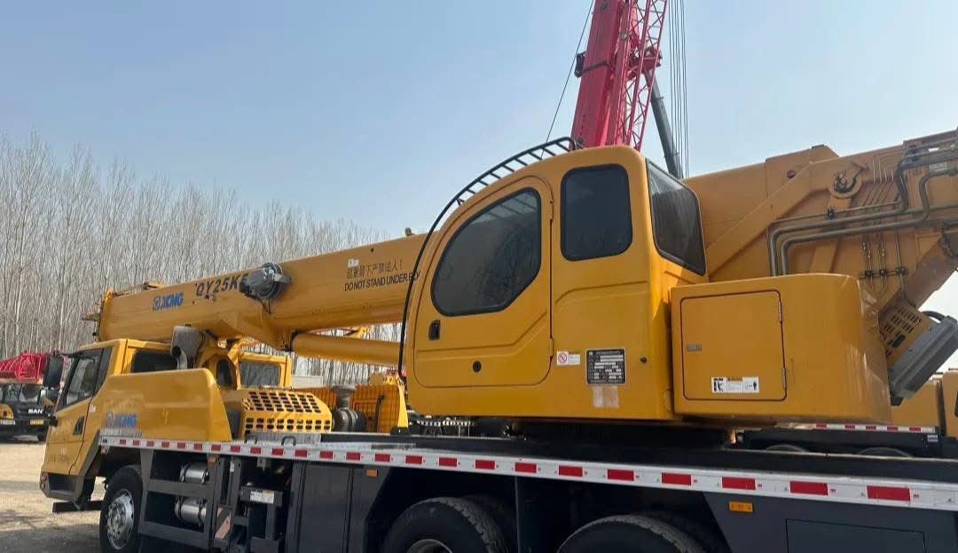 Grue hydraulique XCMG QY25T pour travaux urbains et de chantier 3
