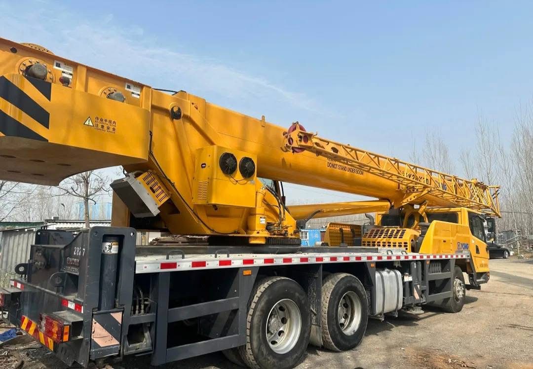 Grue hydraulique XCMG QY25T pour travaux urbains et de chantier 4