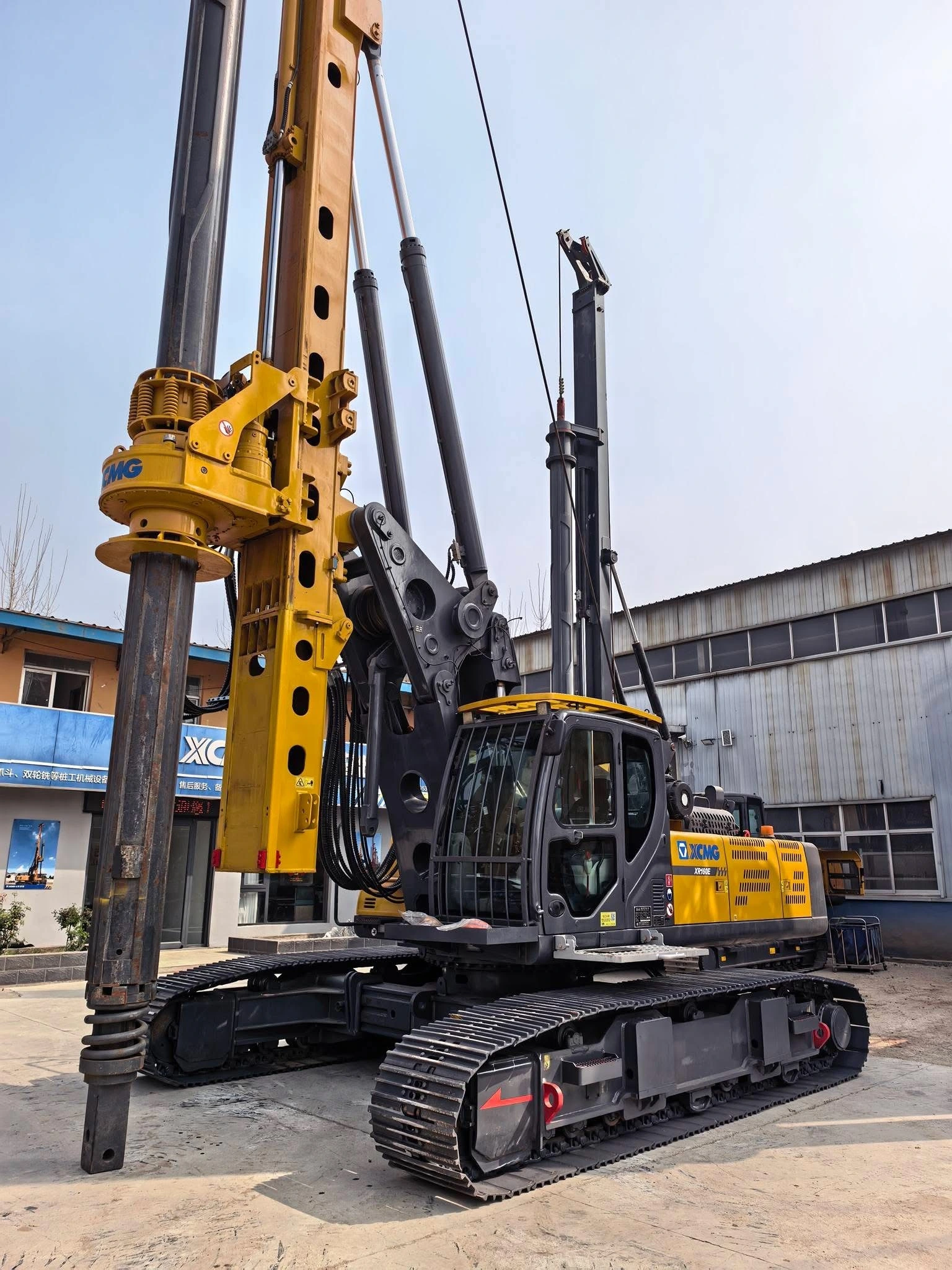 Engin de battage de pieux sur chenilles XCMG XR160E pour fondations 1