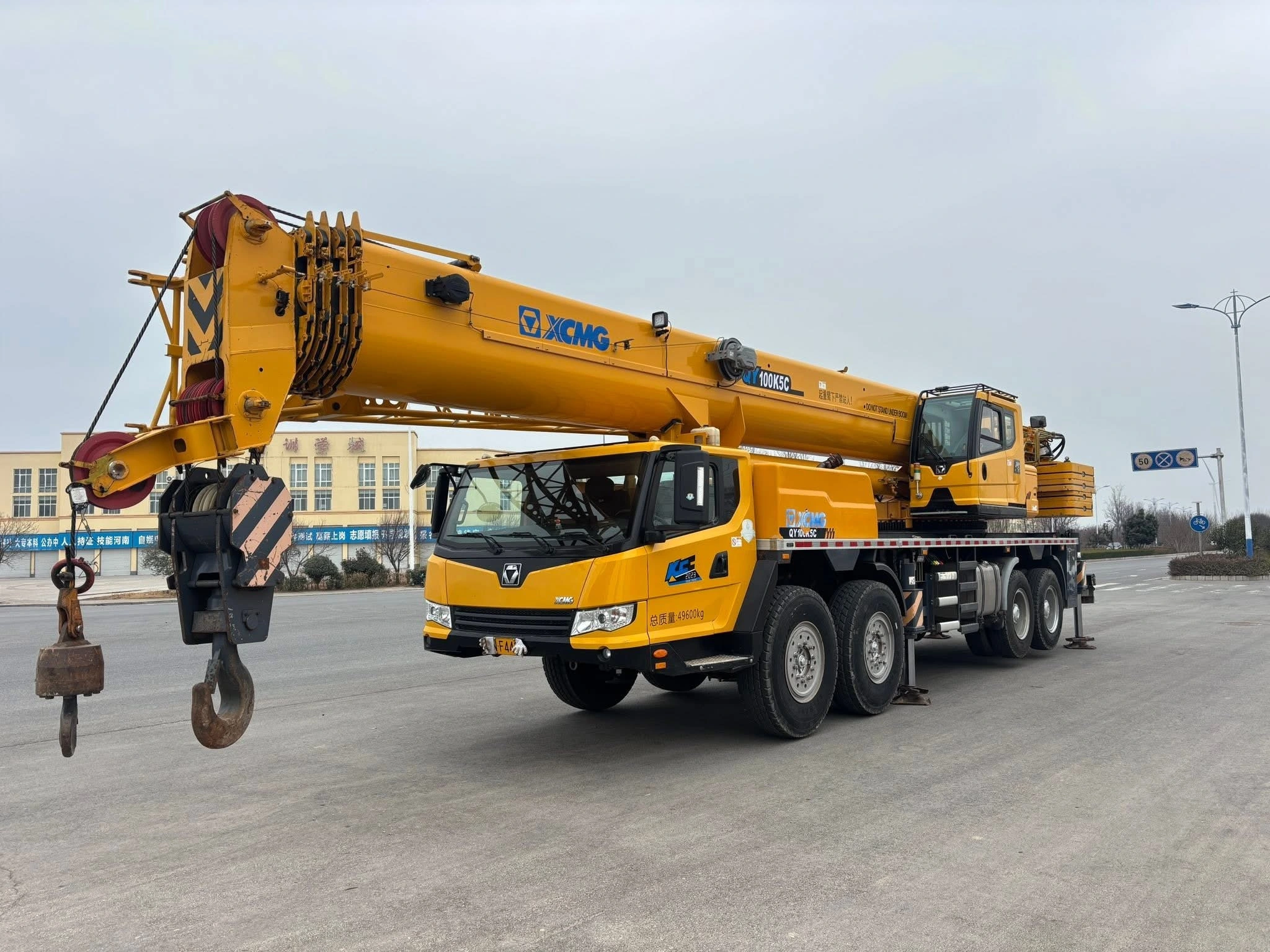 Grue sur camion hydraulique XCMG QY80K5D pour la construction 1