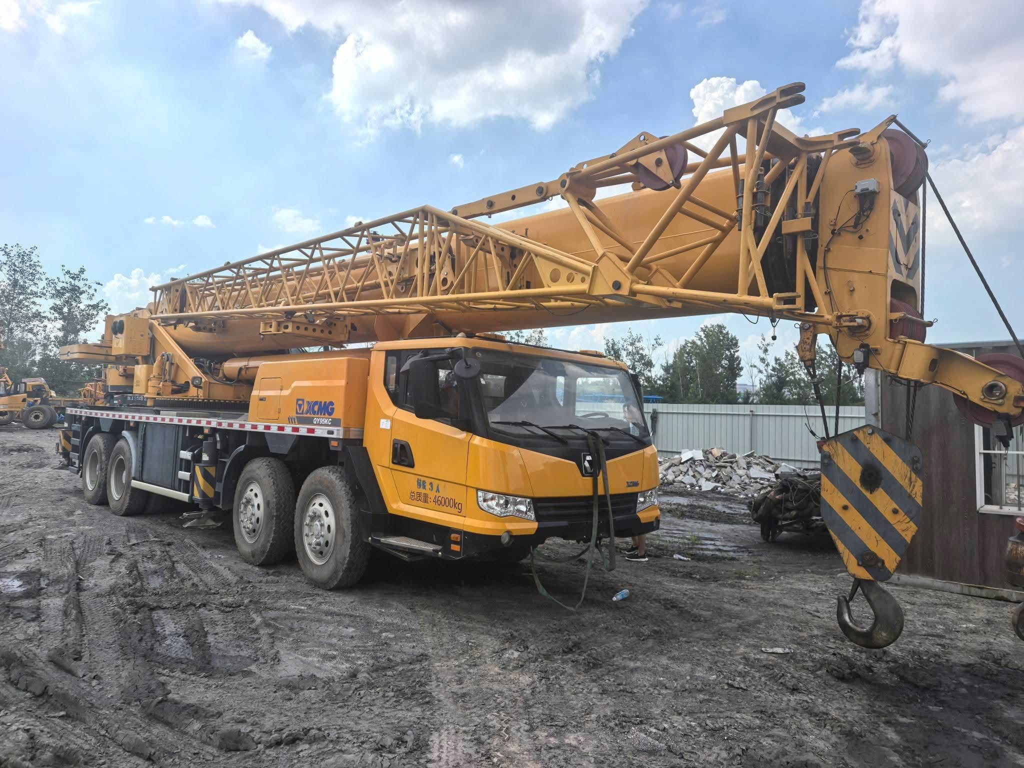 Grue sur camion XCMG QY75K à flèche longue 1