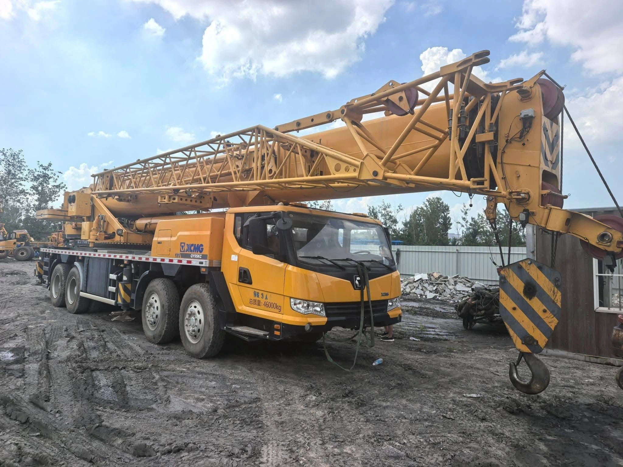 جرثقیل کامیونی XCMG QY75K با بوم بلند 1