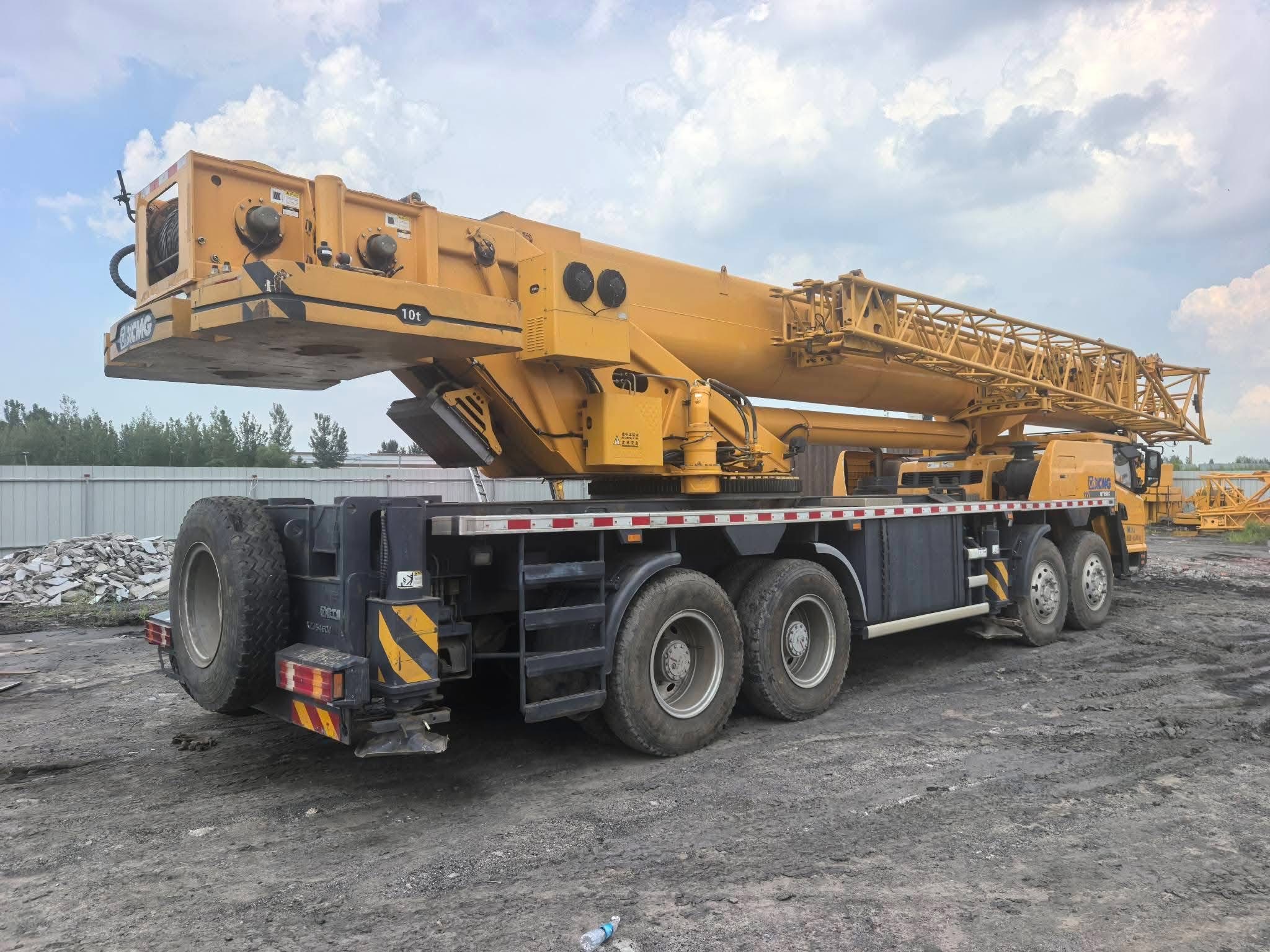 Grue sur camion XCMG QY75K à flèche longue 4