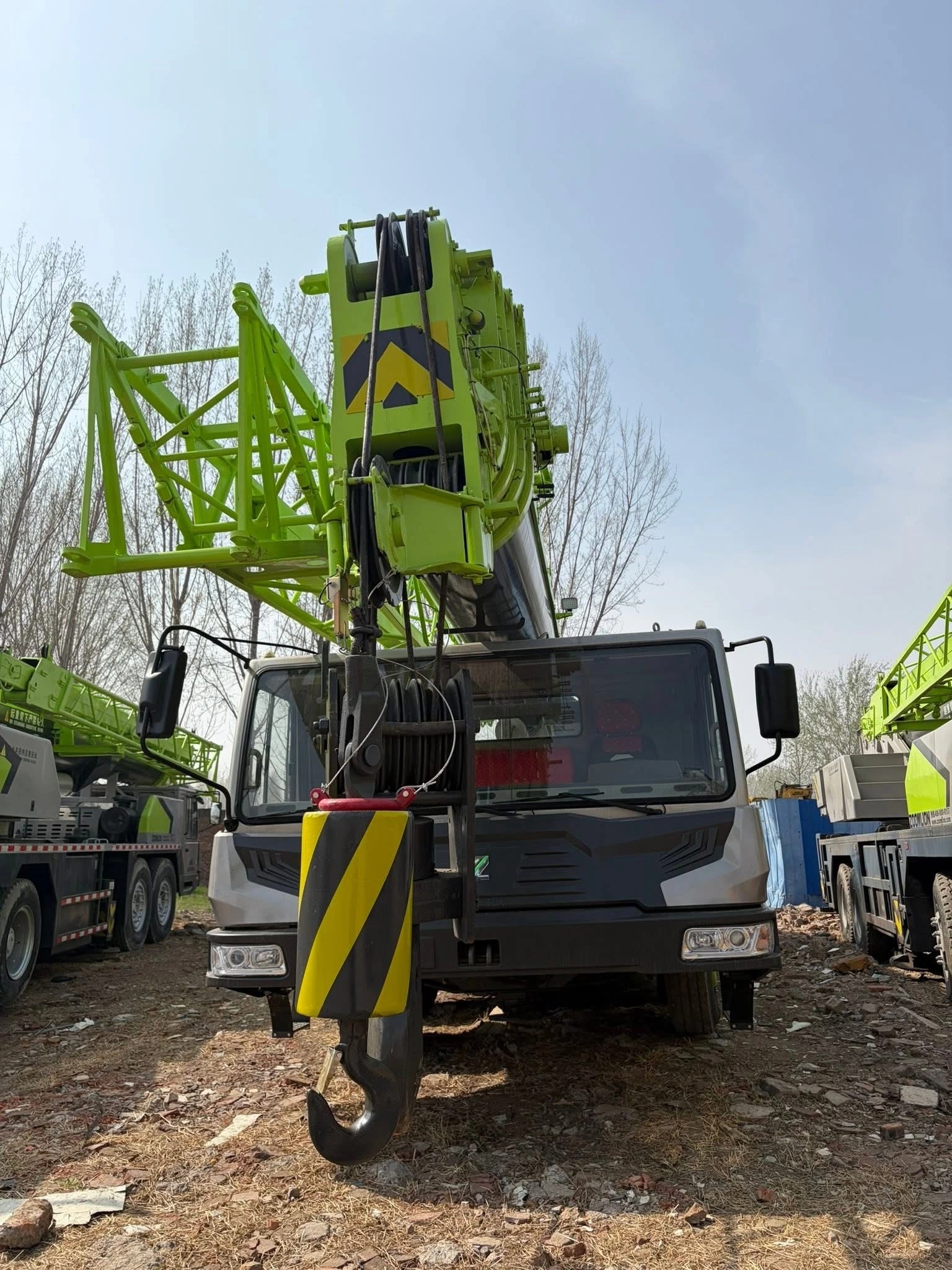 جرثقیل کامیونی ۷۰ تنی زوم‌لاین ZTC700: بالابری قوی و دسترسی طولانی 1