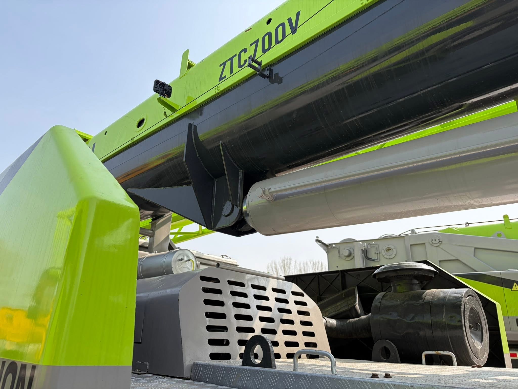 Grue sur camion Zoomlion ZTC700 de 70 tonnes : capacité de levage élevée et grande portée 8